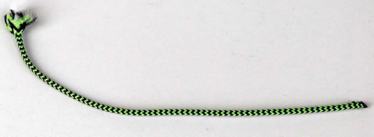 Bindfaden, sog. Seil Auxiliary Cord / 641-1005, Foto siehe Anlage,
- als Meterware, laut Antrag auf Spulen, mit einer Länge von 60 m und einem Durchmesser von 2 mm, 
- laut Untersuchungsergebnis:
-- aus einem Rundgeflecht mit enger Flechtweise und festem Gefüge,
-- aus synthetischen Chemiefasern (laut Antrag Nylon),  u. a. somit keine Ware der Unterposition 5607 49,
-- mit einer Seele aus Spinnstoffen,
-- mit einem Titer von ca. 29.480 dtex.

"Bindfaden, geflochten, aus synthetischen Chemiefasern, aus Nylon, mit einem Titer von weniger als 
 50.000 dtex"