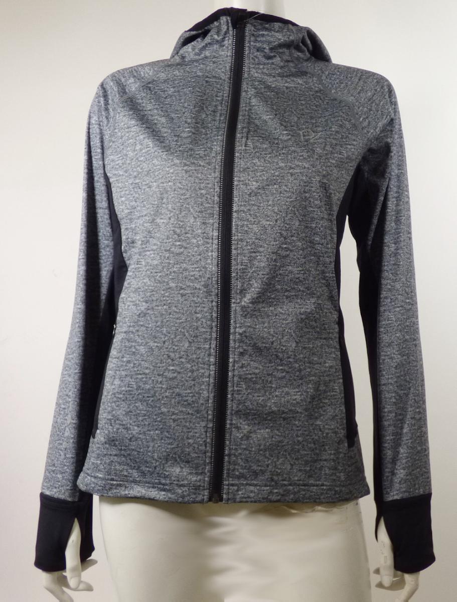 Jacke, sog. WINDPROOF THERMO HOODY WOMENS, Größe M, Foto siehe Anlage,
- aus verschiedenen, ca. 0,6 mm dicken, einfarbigen bzw. bedruckten Gewirken aus 
  synthetischen Chemiefasern (laut Antrag: Polyester und Elasthan),
- über den Schritt reichend (Rückenlänge: ca. 71 cm), hinten abgerundet, vorn leicht bogenförmig
  und bis zu ca. 6 cm kürzer gearbeitet,
- ungefüttert,
- mit einer Kapuze,    
- vorn mit einer durchgehenden Öffnung mit einem bis zum Kapuzenrand reichenden Reißverschluss,
  am Kapuzenrand mit einer kurzen Überlappung von rechts über links (Frauenkleidung),
- hinten mit verdeckten "Lüftungsschlitzen", mit Einsätzen aus durchbrochenen Gewirken,
- mit langen Ärmeln; mit angesetzten, doppelt gearbeiteten Bündchen mit Daumenloch,
- vorn mit zwei eingesetzten Taschen mit Reißverschluss unterhalb der Taille,
- in Bahnen gearbeitet,
- am unteren, nicht verengten Rand durch Umschlagen und Festnähen gesäumt,
- wird nicht über jeder anderen Kleidung und zum Schutz gegen das Wetter getragen, daher keine 
  Kleidung der Position 6102,
- stellt sich aufgrund des Schnitts als Jacke dar, damit keine Strickjacke,
- aufgrund der verwendeten Flächenerzeugnisse keine Kleidung des Kapitels 62.

"Jacke, aus Gewirken, für Frauen, aus synthetischen Chemiefasern"