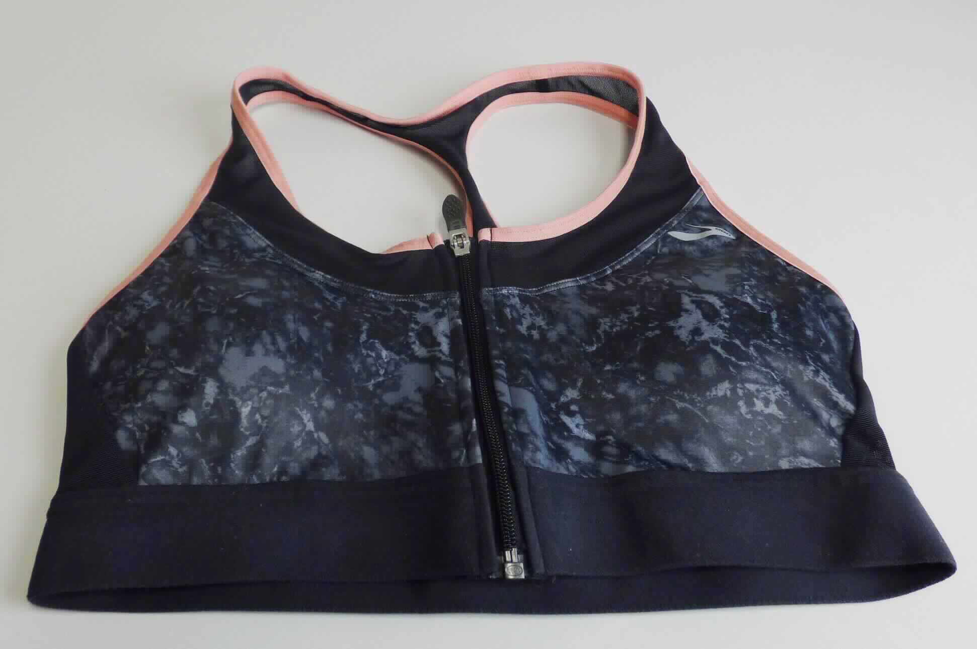 Bustier, sog. Büstenhalter / Sport-BH, Art. Nr. L300637089, Größe M, Foto siehe Anlage,
- aus ca. 0,5 mm dicken, bedruckten bzw. einfarbigen, netzartig durchbrochenen Gewirken aus laut Antrag 
  synthetischen Chemiefasern; auf der Vorderseite teilweise mit Gewirken unterlegt,
- bis kurz unter die Brust reichend (Rückenlänge: ca. 29 cm), 
- mit Trägern; hinten in Art eines Ringershirts gearbeitet,
- vorn mit einem durchgehenden Reißverschluss,
- im Brustbereich mit herausnehmbaren, dünnen Polstern versehen,
- am unteren Rand mit einem ca. 3,5 cm breiten, elastischen Gewebebund, an allen übrigen Rändern mit 
  kontrastfarbenen Randeinfassungen versehen,
- ohne ausgearbeitetes Büstenteil; das Kleidungsstück ist nach Schnitt und Ausstattung nicht dazu bestimmt,
  die Einzelbüste zu stützen, zu formen oder zu korrigieren (somit keine Ware der Position 6212).

"Andere Kleidung (Bustier), aus Gewirken, aus Chemiefasern"