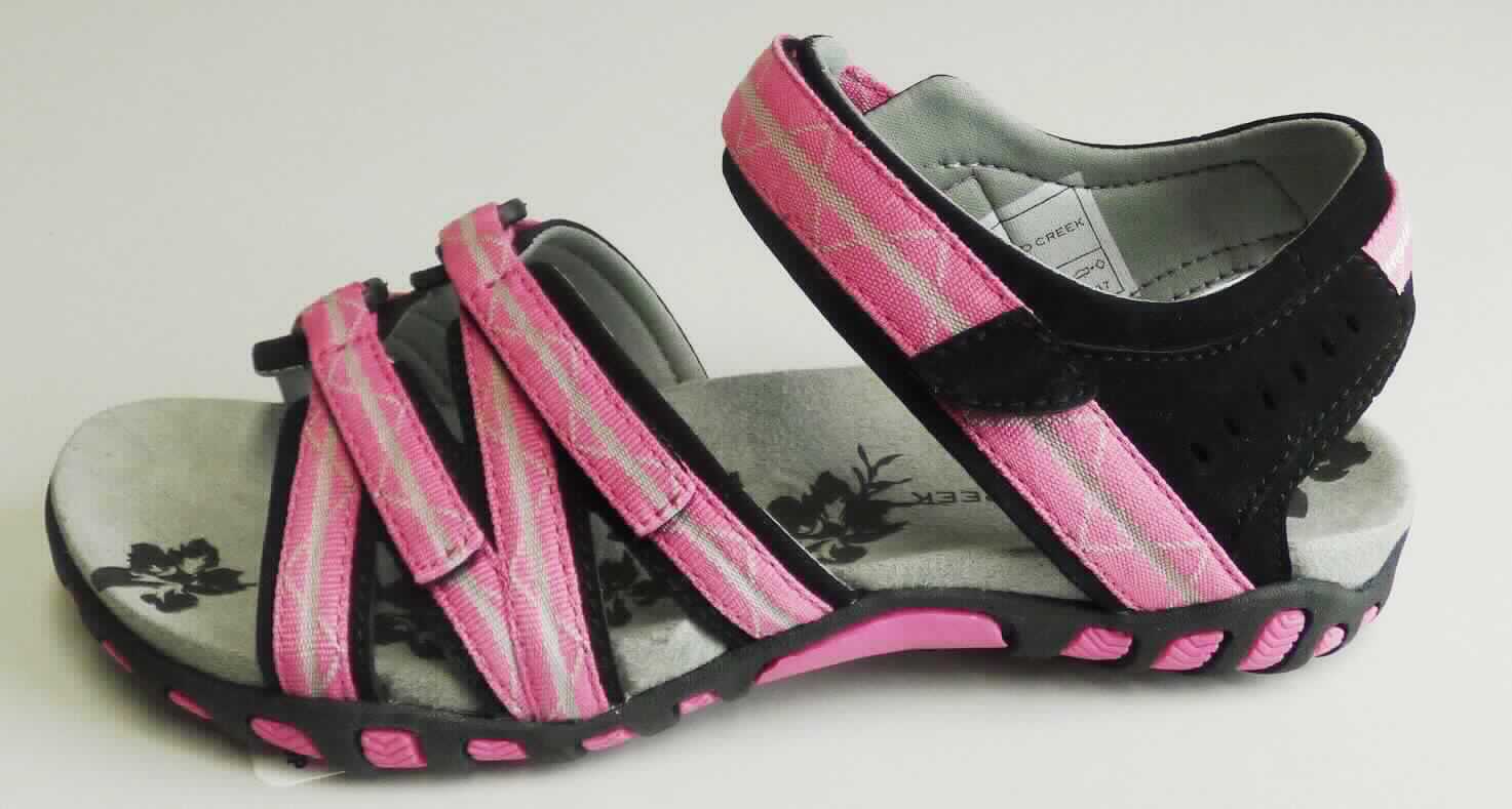 Sandalen (laut Antrag: "Schuhe, Blatt aus Riemen", Größe 37, Foto siehe Anlage)
- mit Laufsohlen aus (laut Antrag) Kunststoff,
- mit zehenfreiem Oberteil (nicht geschlossenes Blatt) aus Kunststoff (Spinnstoff mit einer mit bloßem Auge
  wahrnehmbaren Außenschicht aus Kunststoff; den größten Teil der Außenfläche bildend) und Spinnstoff,
- auf das Oberteil sind Stücke aus Spinnstoff und Kunststoff als Verstärkungsteile aufgesetzt,
- mit Klettverschluss,
- nicht den Knöchel bedeckend,
- mit einer größten Höhe des Absatzes und der Sohle von ca. 2,7 cm.

"Schuhe, andere als in Position 6401 genannte, mit Laufsohlen und Oberteil aus Kunststoff, andere als in
 Unterpositionen 6402 1210 bis 6402 9910 genannte, deren Blatt nicht geschlossen ist, andere als in der 
 Unterposition 6402 9931 genannte"