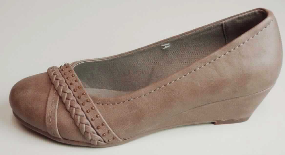 Pumps (lt. Antrag: "Straßenschuhe", Größe 37, Foto siehe Anlage)
- mit Laufsohlen aus (lt. Antrag) Kunststoff,
- mit weit ausgeschnittenem Oberteil (geschlossenes Blatt) aus Kunststoff (Spinnstoff mit einer mit bloßem Auge
  wahrnehmbaren Außenschicht aus Kunststoff), damit keine Ware der Position 6404,
- mit Zierbesatz,
- nicht den Knöchel bedeckend,
- ohne Metallschutz in der Vorderkappe,
- mit einer Länge der Innensohle von ca. 24,2 cm,
- als Frauenschuh erkennbar.

"Schuhe, andere als in der Position 6401 genannte, mit Laufsohlen und Oberteil aus Kunststoff, andere als in den 
 Unterpositionen 6402 1210 bis 6402 9991 genannte, für Frauen"