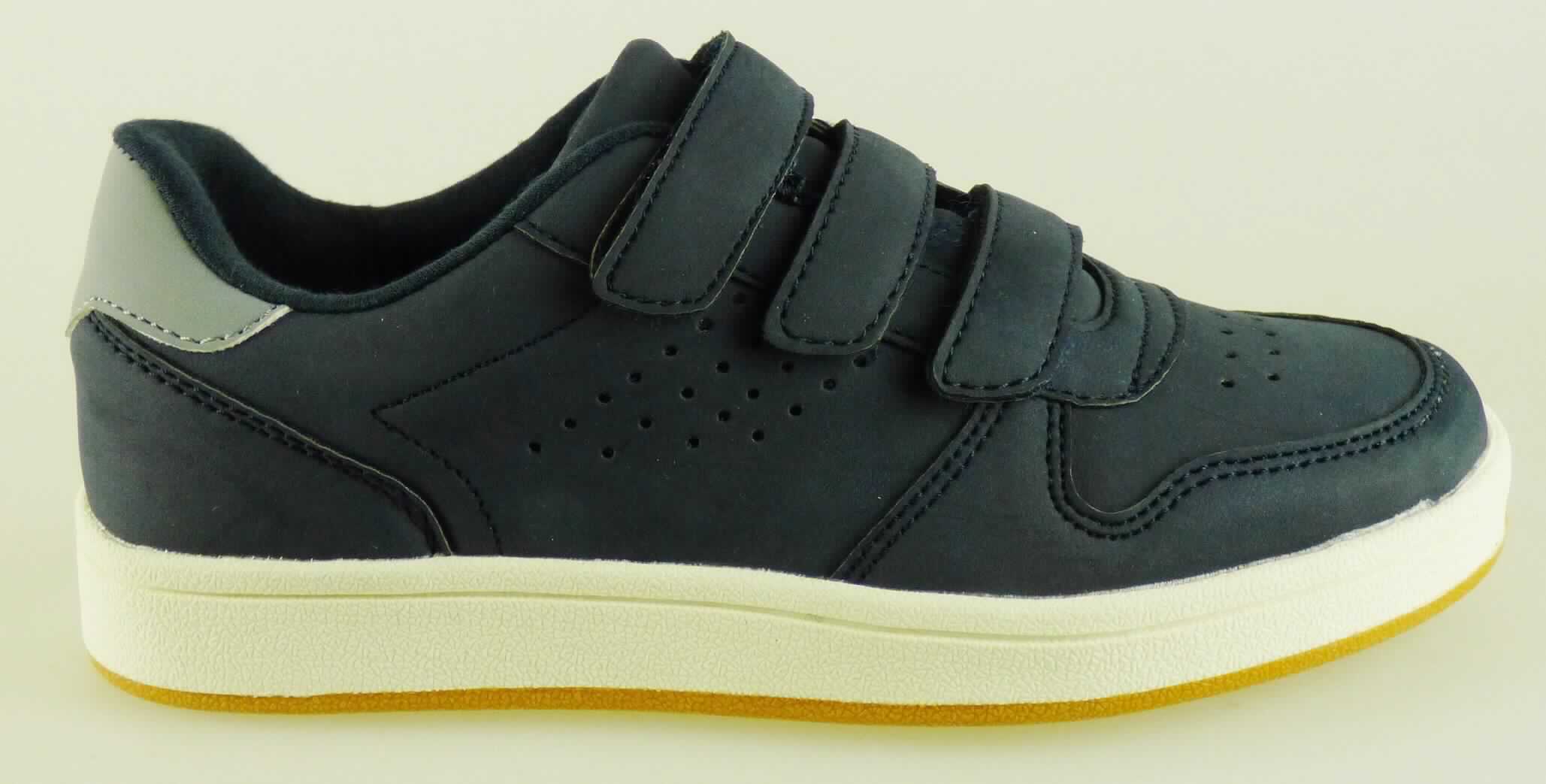 Halbschuhe (lt. Antrag: "Kinder Sneaker, Art. 384321/384322 navy" Größe 31, Foto siehe Anlage)
- mit Laufsohlen aus (lt. Antrag) Kautschuk,
- mit Oberteil (geschlossenes Blatt) aus Kunststoff (Spinnstoff mit einer mit bloßem Auge wahrnehmbaren 
  Außenschicht aus Kunststoff),
- mit Klettverschluss,
- nicht den Knöchel bedeckend, 
- ohne Metallschutz in der Vorderkappe,
- mit einer Länge der Innensohle von ca. 21 cm.
	
"Schuhe, andere als in der Position 6401 genannte, mit Laufsohlen aus Kautschuk und Oberteil aus Kunststoff,
 andere als in den Unterpositionen 6402 1210 bis 6402 9950 genannte, mit einer Länge der Innensohle von 
 weniger als 24 cm"