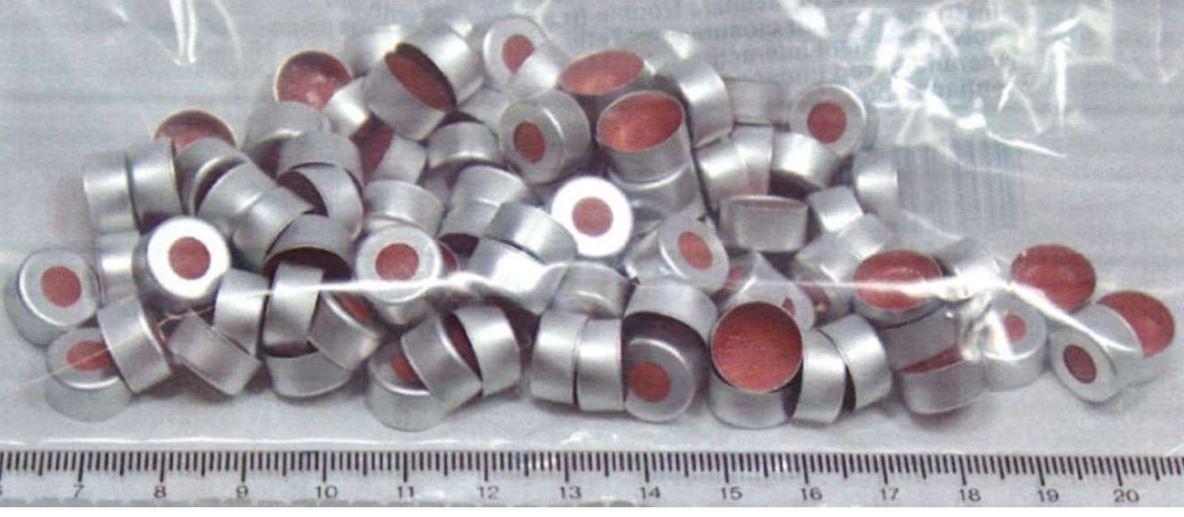 Es handelt sich um aus Aluminium gefertigte runde Deckel (Durchmesser: etwa 11,5 mm, Höhe: etwa 5,8 mm), die mittig mit einer Lochung und auf der Innenseite mit einer Scheibe aus Kunststoff oder Kautschuk versehen sind. Die Erzeugnisse dienen dem Verschließen von Analyseflaschen und sind zu jeweils 100 Stück in einem Kunststoffbeutel verpackt.
- Antragstellerangaben -

Bei der aus verschiedenen Stoffen zusammengesetzten Ware ist ein charakterbestimmender Stoff nicht ermittelbar, so dass die Einreihung in die zuletzt genannte der in Betracht kommenden Positionen erfolgt.

Abbildung siehe Anlage.

Derartige Erzeugnisse gehören als "anderes (als in den TARIC-Codes 8309 1000 00 bis 8309 9090 10 genanntes) Verpackungszubehör, aus unedlen Metallen " zum TARIC-Code 8309 9090 90.