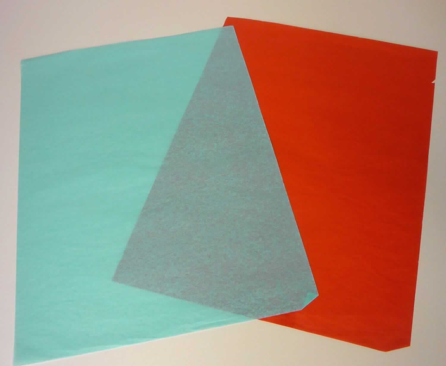 Bei den vorliegenden Warenmustern handelt es sich nach dem Untersuchungsergebnis um zwei Zuschnitte aus Papier (Format DIN A4), jeweils aus chemischem, gebleichtem Halbstoff aus Holz, ohne Fasern, die in einem mechanischen oder chemisch-mechanischen Aufbereitungsverfahren gewonnen wurden. Dabei haben beide Zuschnitte ein Quadratmetergewicht von weniger als 40 g. Ein Zuschnitt ist in der Masse rot gefärbt und hat einen Aschegehalt von mehr als 8 GHT. Der andere Zuschnitt ist in der Masse grün gefärbt, hat einen Aschegehalt von mehr als 3 bis 8 GHT, einen Weißgrad (Reflexionsfaktor) von weniger als 60 % sowie einen Berstdruckindex von weniger als 2,5 kPA qm/g. Die Erzeugnisse sollen bei der Erstellung von künstlerischen Arbeiten verwendet werden.  

Abbildung siehe Anlage.

Derartige Waren gehören als "andere Papiere, weder gestrichen noch überzogen, von der Art, wie sie als Schreibpapiere, Druckpapiere oder als Papiere zu anderen grafischen Zwecken verwendet werden, in rechteckigen Bogen, jeder Größe, ausgenommen Papiere der Position 4801 oder 4803, ohne Gehalt an Fasern, in einem mechanischen oder chemisch-mechanischen Aufbereitungsverfahren gewonnen, mit einem Quadratmetergewicht von weniger als 40 g" zur Codenummer 4802 54 00 00 0 des Zolltarifs.