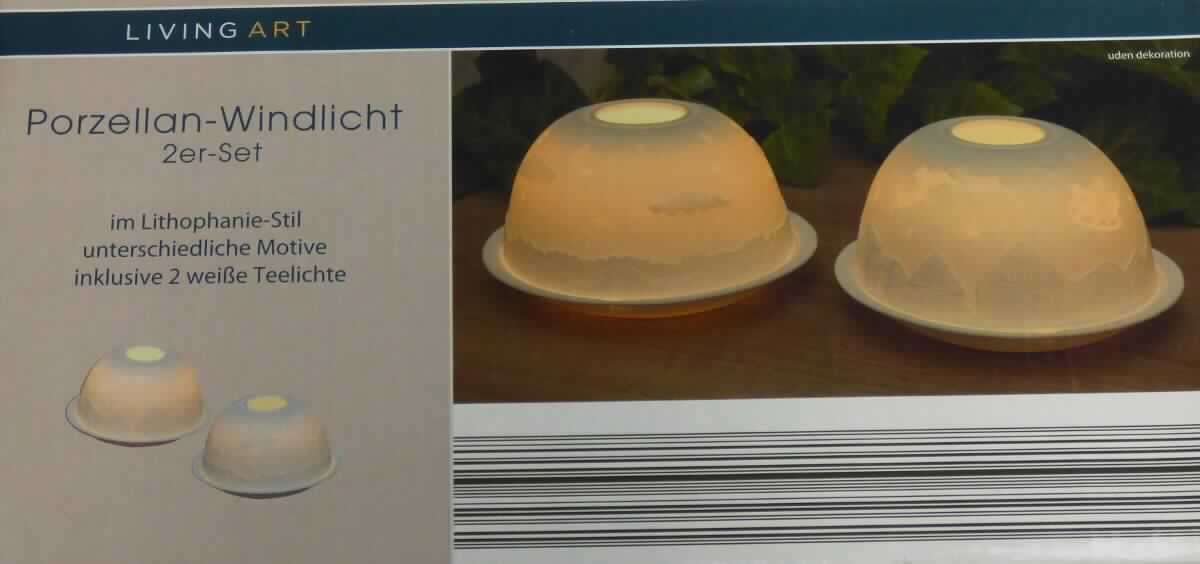 Warenzusammenstellung, bestehend aus zwei keramischen Ziergegenständen und zwei Teelichtern, sog. 
Porzellan-Windlicht 2er-Set, Fotos siehe Anlage,
- in Aufmachung für den Einzelverkauf (gemeinsam in einem Pappkarton verpackt) und zur Befriedigung
   eines speziellen Bedarfs zusammengestellt,
- in vier unterschiedlichen Ausführungen (jeweils zwei Ziergegenstände mit verschiedenen Motiven), z. B. 
  verschiedene Ornamente oder winterliche Motive, 
- die Einreihung erfolgt anhand des vorgelegten Warenmusters und der beigefügten Abbildungen,
- keramische Ziergegenstände; jeweils: 
- - zweiteilig; bestehend aus:
- - - einem weißen Teller mit einem Durchmesser von ca. 12 cm,
- - - einem weißen, kuppelförmigen Aufsatz in den Abmessungen: ca. 10,5 cm (Durchmesser) x 6 cm (Höhe),
- - - - mit einer runden Öffnung an der Oberseite (mit einem Durchmesser von ca. 3 cm),
- - - - innen glasiert,
- - - - reliefartig mit neutralen bzw. winterlichen Motiven verziert, 
- - keramisches Erzeugnis; nach der Formgebung gebrannt; tonmineralhaltiges Material enthaltend,
- - - laut Antrag aus Porzellan,
- - - dazu gedacht, ein Teelicht einzustellen, welches die Struktur des kuppelförmigen Aufsatzes von innen 
      beleuchtet (die Wärme kann durch die Öffnung entweichen),
- - - ohne Hinweise auf Handarbeit,
- - - aufgrund der neutralen/winterlichen Gestaltung keine Einreihung als Festartikel in die Position 9505, 
- Teelichter:
- - Kerzen aus Wachs mit eingegossenem Docht,
- - in einem Näpfchen aus Aluminium,
- - in den Abmessungen: ca. 3,5 cm (Durchmesser) x 1,5 cm (Höhe),
- die Ziergegenstände aus Porzellan bestimmen im Hinblick auf ihre Zierwirkung und ihre dauerhafte 
  Verwendung den wesentlichen Charakter der Warenzusammenstellung.

"Keramische Ziergegenstände, aus Porzellan, nicht handgearbeitet"