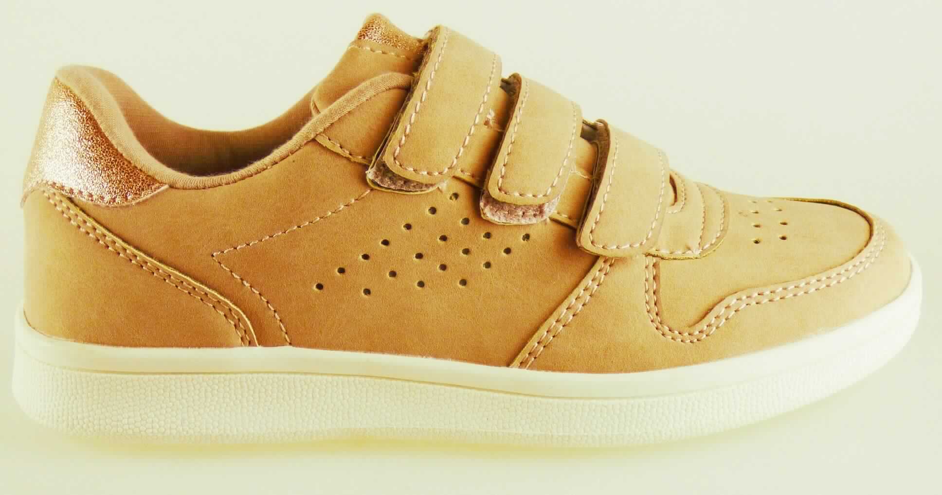 Halbschuhe (lt. Antrag: "Kinder Sneaker, Art. 384321/384323 pink Klett" Größe 31, Foto siehe Anlage)
- mit Laufsohlen aus (lt. Antrag) Kautschuk,
- mit Oberteil (geschlossenes Blatt) aus Kunststoff (Spinnstoff mit einer mit bloßem Auge wahrnehmbaren 
  Außenschicht aus Kunststoff),
- mit Klettverschluss,
- nicht den Knöchel bedeckend, 
- ohne Metallschutz in der Vorderkappe,
- mit einer Länge der Innensohle von ca. 21 cm.
	
"Schuhe, andere als in der Position 6401 genannte, mit Laufsohlen aus Kautschuk und Oberteil aus Kunststoff,
 andere als in den Unterpositionen 6402 1210 bis 6402 9950 genannte, mit einer Länge der Innensohle von 
 weniger als 24 cm"