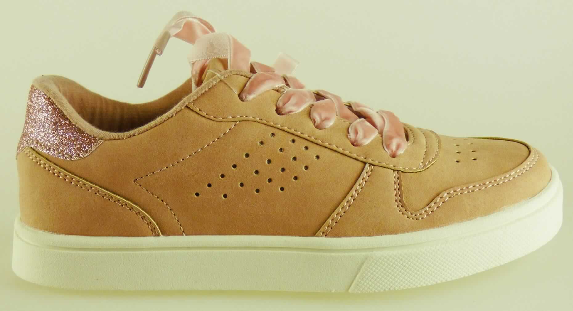 Halbschuhe (lt. Antrag: "Kinder Sneaker, Art. 384321 pink Schnürer", Foto siehe Anlage)
- mit Laufsohlen aus (lt. Antrag) Kautschuk,
- mit Oberteil (geschlossenes Blatt) aus Kunststoff (Spinnstoff mit einer mit bloßem Auge wahrnehmbaren 
  Außenschicht aus Kunststoff),
- mit Schnürbandverschluss,
- nicht den Knöchel bedeckend, 
- ohne Metallschutz in der Vorderkappe,
- mit einer Länge der Innensohle von ca. 21,1 cm.
	
"Schuhe, andere als in der Position 6401 genannte, mit Laufsohlen aus Kautschuk und Oberteil aus Kunststoff,
 andere als in den Unterpositionen 6402 1210 bis 6402 9950 genannte, mit einer Länge der Innensohle von 
 weniger als 24 cm"