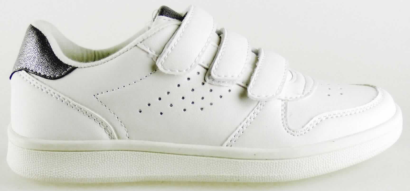 Halbschuhe (lt. Antrag: "Kinder Sneaker, Art. 384321/384323 weiß/grau Klett" Größe 31, Foto siehe Anlage)
- mit Laufsohlen aus (lt. Antrag) Kautschuk,
- mit Oberteil (geschlossenes Blatt) aus Kunststoff (Spinnstoff mit einer mit bloßem Auge wahrnehmbaren 
  Außenschicht aus Kunststoff),
- mit Klettverschluss,
- nicht den Knöchel bedeckend, 
- ohne Metallschutz in der Vorderkappe,
- mit einer Länge der Innensohle von ca. 21 cm.
	
"Schuhe, andere als in der Position 6401 genannte, mit Laufsohlen aus Kautschuk und Oberteil aus Kunststoff,
 andere als in den Unterpositionen 6402 1210 bis 6402 9950 genannte, mit einer Länge der Innensohle von 
 weniger als 24 cm"