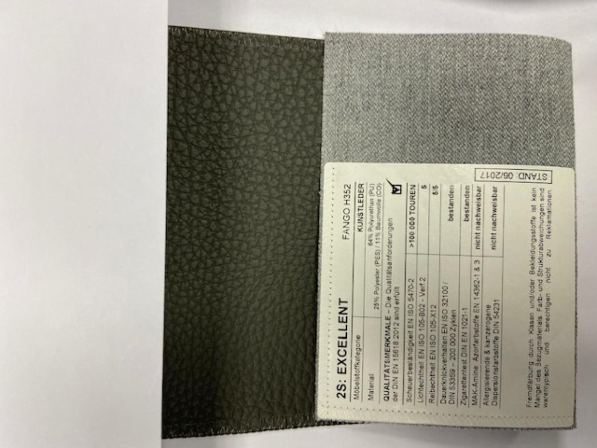 Mit Kunststoff überzogenes Gewebe, sog. Möbelbezugsstoff, Foto siehe Anlage,
- als Meterware, mit einer Breite von mehr als 30 cm,
- laut Untersuchungsergebnis:
-- aus einem Gewebe aus Spinnstoffen, das auf der Außenseite (Schauseite) mit bloßem Auge
   wahrnehmbar mit geprägtem Zellkunststoff (laut Antrag Polyurethan) überzogen ist; das Gewebe ist
   dicht und dicker (ca. 4/7 der Gesamtdicke) als der Zellkunststoff und dient damit nicht nur der
   Verstärkung,
- von Hand bei einer Temperatur zwischen 15 und 30 °C auf einen Dorn von 7 mm Durchmesser
  aufrollbar, ohne rissig zu werden.

"Gewebe, mit Kunststoff (Polyurethan) überzogen, anderes als solches der Position 5902, anderes als in
 der Unterposition 5903 2090 20 genannte"