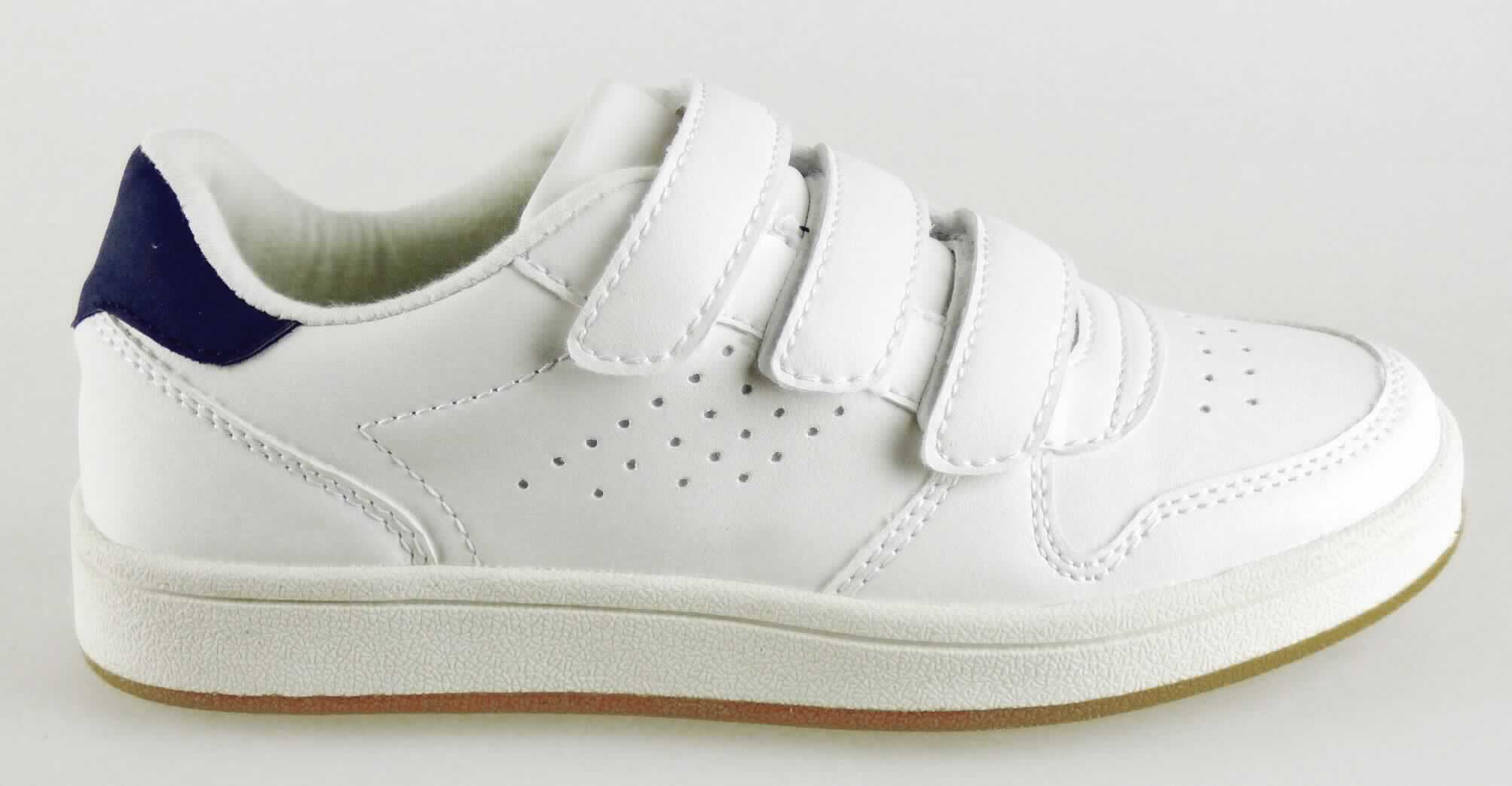 Halbschuhe (lt. Antrag: "Kinder Sneaker, Art. 384322 weiß/navy Klett" Größe 31, Foto siehe Anlage)
- mit Laufsohlen aus (lt. Antrag) Kautschuk,
- mit Oberteil (geschlossenes Blatt) aus Kunststoff (Spinnstoff mit einer mit bloßem Auge 
  wahrnehmbaren Außenschicht aus Kunststoff),
- mit Klettverschluss,
- nicht den Knöchel bedeckend, 
- ohne Metallschutz in der Vorderkappe,
- mit einer Länge der Innensohle von ca. 21 cm.
	
"Schuhe, andere als in der Position 6401 genannte, mit Laufsohlen aus Kautschuk und Oberteil aus
 Kunststoff, andere als in den Unterpositionen 6402 1210 bis 6402 9950 genannte, mit einer Länge
 der Innensohle von weniger als 24 cm"