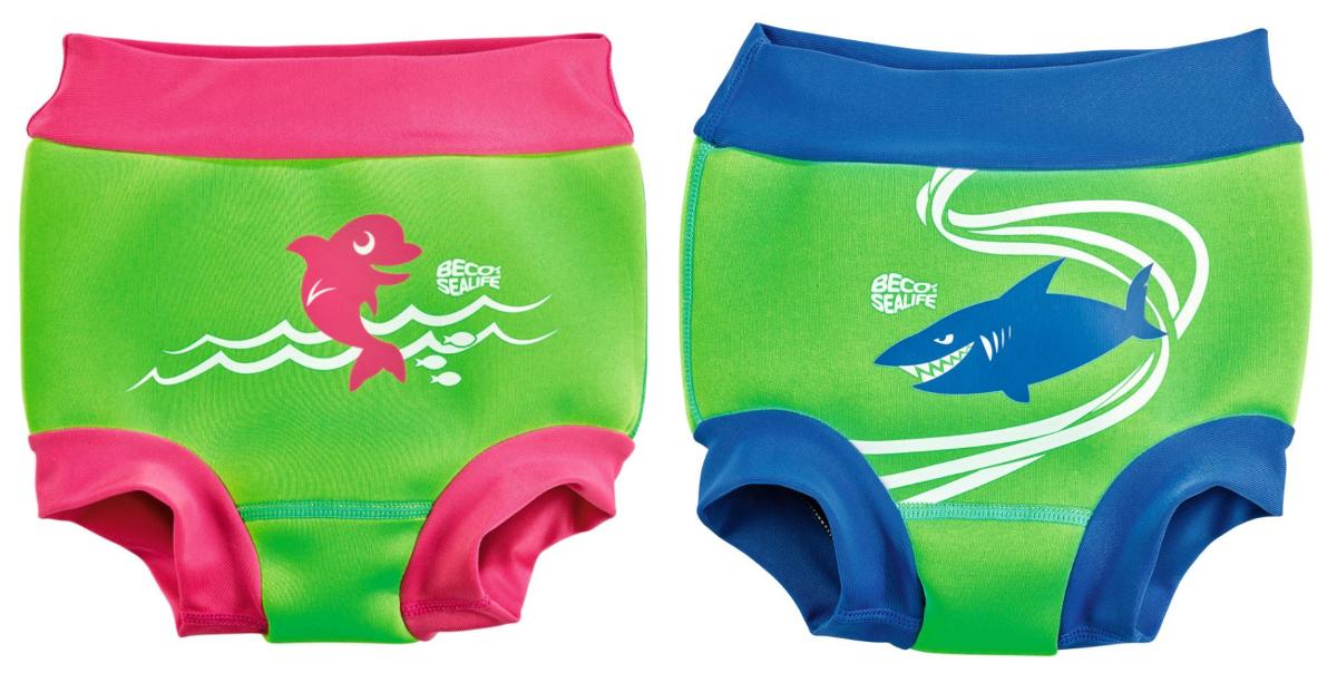 Kleidung für Kleinkinder, sog. BECO Sealife Neopren Aqua Nappy, Art. 6930, Größe M  (für Babys im Alter von 3-6 Monaten), Foto siehe Anlage,
- in zwei unterschiedlichen Farbausführungen,
- mit einer Produktinformation in einem Polybeutel verpackt,
- aus einem dreilagigen Flächenerzeugnis der Position 5906 mit einer Außenlage aus bedruckten und
  einer Innenlage aus einfarbigen Gewirken aus laut Antrag Nylon (synthetische Chemiefasern) sowie
  einer Zwischenlage aus Zellkautschuk (lt. Antrag: Neopren), mit einem Quadratmetergewicht von
  augenscheinlich weniger als 1500 Gramm; die Gewirke sind u. a. beidseitig aufgebracht und dienen
  damit nicht nur der Verstärkung, 
- in der Taille abschließend; mit einem ca. 6 cm breiten Taillenbund aus einfarbigen, doppelt gearbeiteten
  Gewirken aus laut Antrag 74 % Polyamid und 26 % Spandex (beides synthetische Chemiefasern),
- ohne Öffnung und ohne Verschluss,
- mit hohen Beinausschnitten; an den Abschlüssen mit Bündchen aus den o. g. Gewirken,
- stellt sich als Kleidungsstück dar, welches beim Schwimmen getragen werden soll (somit keine
  Windel),
- ist für Kleinkinder mit einer Körpergröße von bis zu 86 cm bestimmt, somit keine Ware der Position
  6112.

"Kleidung für Kleinkinder, aus Gewirken, aus synthetischen Chemiefasern"
