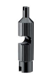 "Ventilwerkzeug, Art.-Nr. 15712009"

- mit freiem Arm zu handhabendes, längliches Werkzeug, vollständig aus
  unedlem Metall (Aluminium), mit verschiedenen Funktionen

- - an beiden Schäften mit gabelartigem Kopf, unterschiedlich ausgeformt, um
     in unterschiedliche Ventilkerne (Schrader-, Prestaventile) hinein zu
    greifen, zum axialen Heraus- und Hineindrehen (= Position 8205)

- - in der Mitte U-förmig ausgeformt, um eine sogenannte Presta-
    Ventilverlängerung von außen, ähnlich einem Gabelschlüssel,
    festzuhalten, zum radialen Heraus- und Hineindrehen (= Position 8204)

- - die Ware mit verschiedenen Funktionen ist in Anwendung der AV 3 c) in die
    zuletzt der von den gleichermaßen in Betracht kommenden Positionen
    einzureihen (= Position 8205)

- Abmessungen: etwa 4,5 x  1,1 cm


Abbildung siehe Anlage.

 
Derartige Erzeugnisse gehören als "Handwerkzeuge, anderweit weder genannt
noch inbegriffen, mit arbeitendem Teil aus unedlem Metall, andere als in den
TARIC-Codes 8205 1000 00 bis 8205 5910 00 genannte" zum TARIC-Code
8205 5980 00.