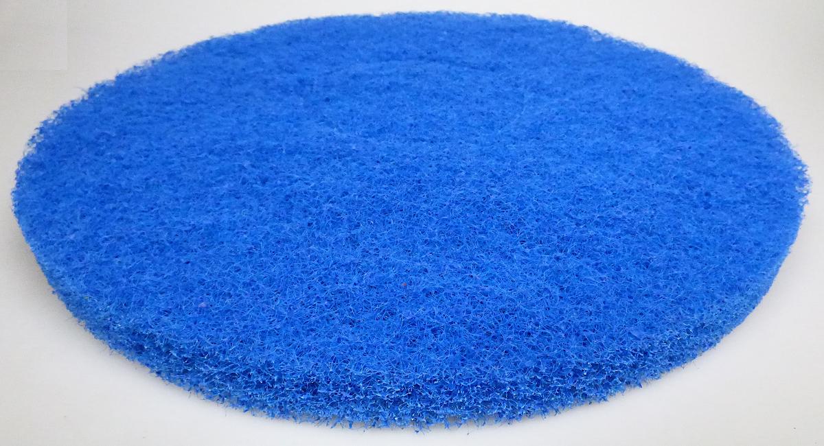 Angaben:
Padscheiben aus Abrassiv-Vliesstoff für den Einsatz in der maschinellen Bodenreinigung.

Warenbeschaffenheit:
Blaue, vliesartige, runde Matte (Durchmesser ca. 30 cm) aus Fasern mit eingearbeiteten körnigen Bestandteilen.

Befund:
Natürliche oder künstliche Schleifmittel, in Pulver- oder Körnerform, auf einer Unterlage aus anderen Stoffen.