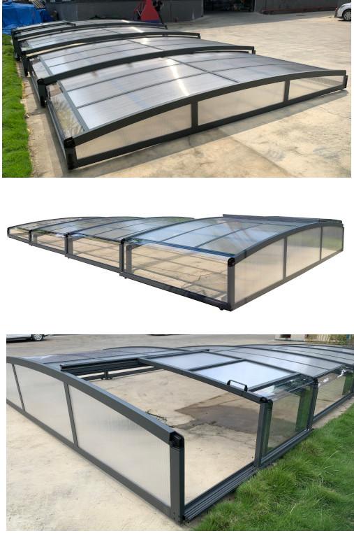Es handelt sich bei den Waren um Bausätze für ineinanderschiebbare Pool-Abdeckungen mit einem Gestell aus pulverbeschichteten Aluminiumprofilen (2-3mm Stärke). Das Gestell besteht aus vier Elementen, welche sich alle von der Größe unterscheiden. Das schmalste Element hat eine Breite von 426cm, wobei das breiteste Element eine Breite von 472cm vorweist. In ausgezogenem Zustand ist die Pool-Abdeckung 881cm lang. Der höchste Punkt der Ware beträgt 92 cm. Auf den Streben aus Aluminium werden Platten aus Polycarbonat (Kunststoff) montiert.  An den einzelnen Elementen sind Räder aus nicht rostendem Stahl und Nylon befestigt. Die gesamte Ware dient der Abdeckung von Pools für den Schutz vor extremen Witterungsbedingungen. Durch eine Schiebetür am Ende des größten Elements kann auch bei kühleren Temperaturen in dem Pool unter der Überdachung geschwommen werden. Die montierten Räder dienen dem problemlosen ineinanderschieben der Abdeckung. Hierbei werden alle Elemente – angefangen vom kleinsten Element – unter das größte Element geschoben. Die gesamte Ware hat im ausgezogenen Zustand eine Gesamtmaße von 87,5cm x 881cm x 472cm (H x L x B). Die für den Aufbau benötigten Materialien werden in einem großen Karton verpackt.
- Antragstellerangaben –

Abbildung siehe Anlage.

Der charakterverleihende Bestandteil kann hier nicht ermittelt werden. Unter der Anwendung der AV 3 c) werden die Pool-Abdeckungen in die zuletzt genannte in Frage kommende Position eingreiht.

Derartige Erzeugnisse gehören als „Konstruktionen aus Aluminium, die sich in einem verpackten Bausatz befinden, der für das Zusammensetzen alle benötigten Teile enthält“ zur Codenummer 7610 9090 92 0 des Zolltarifs.