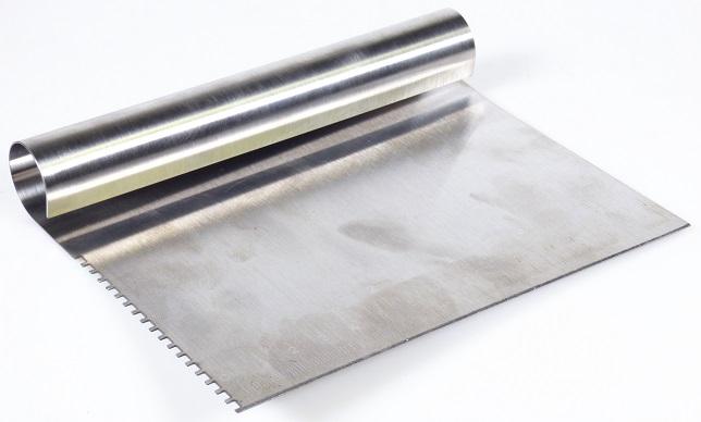 "Teigschaber mit Zacken"

- mit freiem Arm zu handhabendes Erzeugnis, vollständig aus unedlem Metall

- aus einem Blechzuschnitt, der an einer Längsseite zu einem rollenförmigen Griff
  gebogen und an der anderen Längsseite mit einer Messskala (cm, inch)
  versehen ist; eine kurze Seite ist fast vollständig zackenförmig ausgearbeitet   

- Abmessungen: etwa 150 x 120 mm

- dient als Teigschaber, zum Portionieren/Abstechen von Teig o. Ä.

Die Messskala hat keine eigene Funktion z. B. als Längenmessinstrument für den Handgebrauch im Sinne der Position 9017, sondern verbessert lediglich die Handhabung des Erzeugnisses.


Abbildung siehe Anlage.


Derartige Erzeugnisse gehören als "andere Handwerkzeuge (Haushaltswerkzeuge), anderweit weder genannt noch inbegriffen, mit arbeitendem Teil aus unedlem Metall" zur Codenummer 8205 5100 00 0 des Zolltarifs.

Eine Einreihung in die Position 7323 ist damit gemäß Anmerkung 2 Absatz 3 zu Abschnitt XV ausgeschlossen.