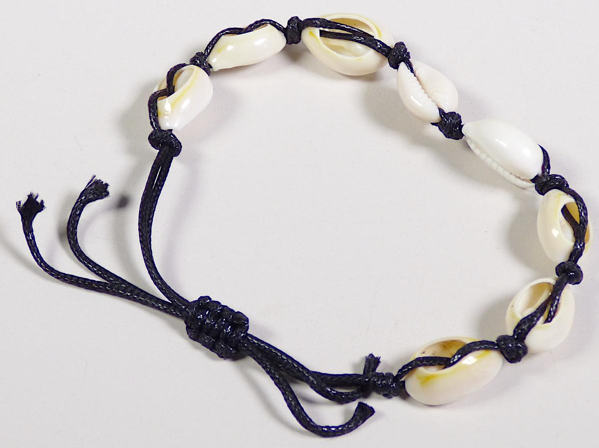 Sogenanntes Armband aus Muscheln:

Es handelt sich um ein Armband mit 8 zierenden Elementen aus Monetaria moneta, gebleicht, poliert und geschnitten (Monetaria moneta, gebräuchlicher Name Geldkauri, ist eine Art kleine Meeresschnecke, eine Meeresschnecke aus der Familie der Cypraeidae, der Kaurischnecken), auf einem Garn aus Spinnstoff (Polyester) geknotet.
- Antragstellerangaben -
Abbildung siehe Anlage.

Derartige Erzeugnisse gehören als "anderer Fantasieschmuck, nicht aus unedlen Metallen" zur Codenummer 7117 9000 00 0.
