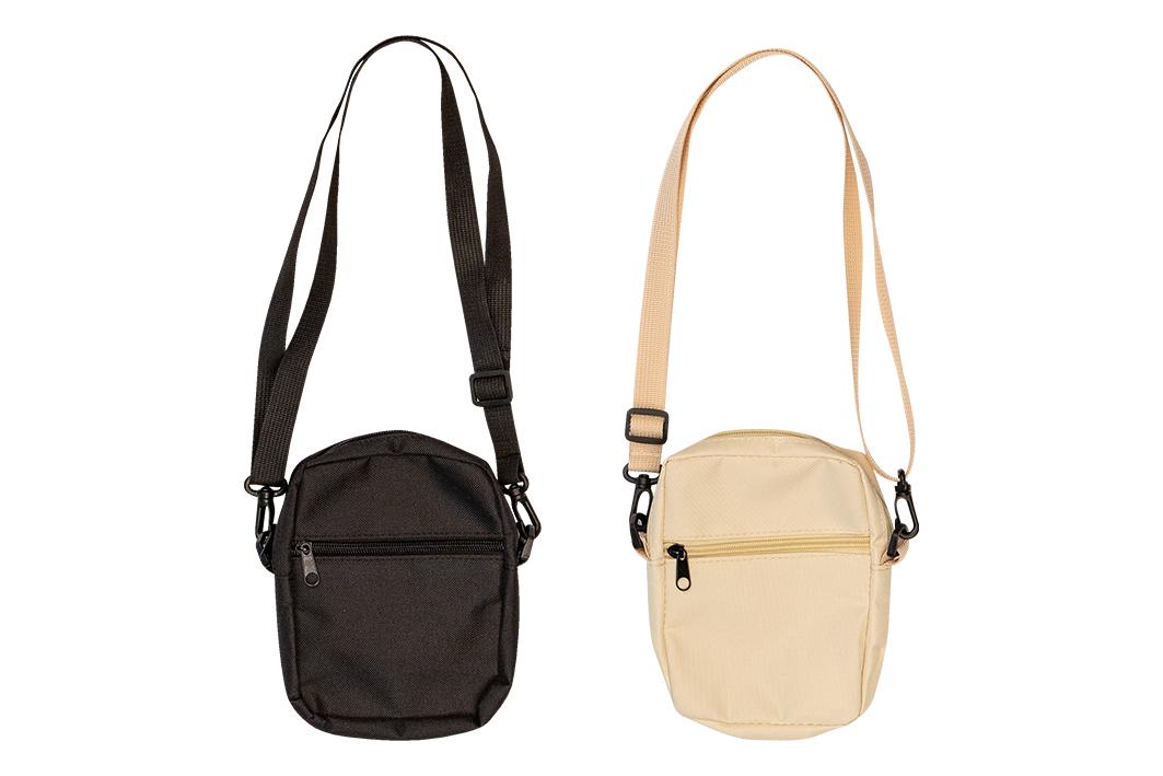 Handtasche, sog. Umhängetasche, Foto siehe Anlage,
- mit einer Außenseite aus Spinnstoffen,
- mit einem längenverstellbaren Schultertragegurt,
- mit einem eingesetzten Vorfach mit Reißverschluss,
- das Hauptfach ist mit einem entlang des oberen Rands bis zu den Seiten verlaufenden
  Reißverschluss versehen,
- - gefüttert; ohne Inneneinteilung,
- mit den Abmessungen: ca. 13,5 cm (Breite) x 17 cm (Höhe) x 3,5 cm (Tiefe),
- ohne Hinweise auf Handarbeit,
- in zwei unterschiedlichen Farben,
- Handtasche, da aufgrund der Größe und des Gesamteindrucks in erster Linie dazu geeignet,
  kleinere, persönliche Gegenstände aufzunehmen.

"Handtasche, mit Außenseite aus Spinnstoffen, nicht handgearbeitet"