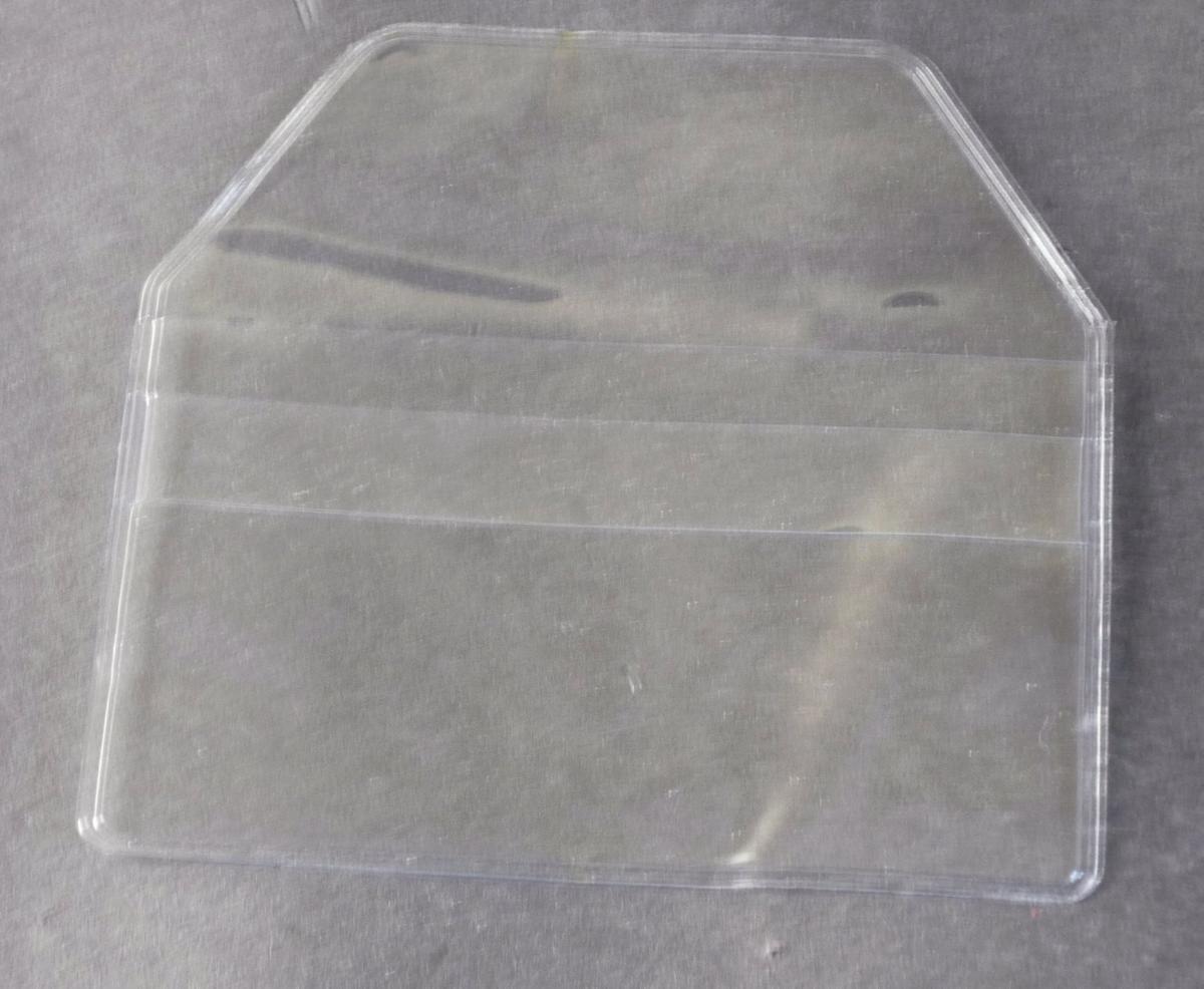 Nach den Angaben der Antragstellerin sowie der vorliegenden Abbildung handelt es sich bei dem sog. "Einzelumschlag, GBOX-SCC-P" um einen Beutel aus miteinander verschweißten, klarsichtigen Folien aus Polyethylenterephthalat (PET), einem Kunststoff im Sinne der Anmerkung 1 zu Kapitel 39.

Das Erzeugnis (Abmessungen etwa 10 cm x 6 cm) ist mit abgerundeten Ecken ausgestattet, verfügt auf der offenen Oberseite über eine Überschlagklappe und ist auf der gegenüberliegender Vorderseite mit einem angeschweißten Folienstreifen zum Einschub der Überschlagklappe versehen.

Die Ware dient zu Transport- oder Verpackungszwecken von Glasreinigungstüchern (nicht Gegenstand der vZTA) und ist für eine längere Verwendung nicht vorgesehen.

Derartige Erzeugnisse werden zolltarifrechtlich als "Transport- oder Verpackungsmittel aus Kunststoffen, Säcke und Beutel (einschließlich Tüten) aus anderen Kunststoffen als in den Codenummern 3923 2100 00 0 bis 3923 2910 00 0 genannt" eingereiht.
