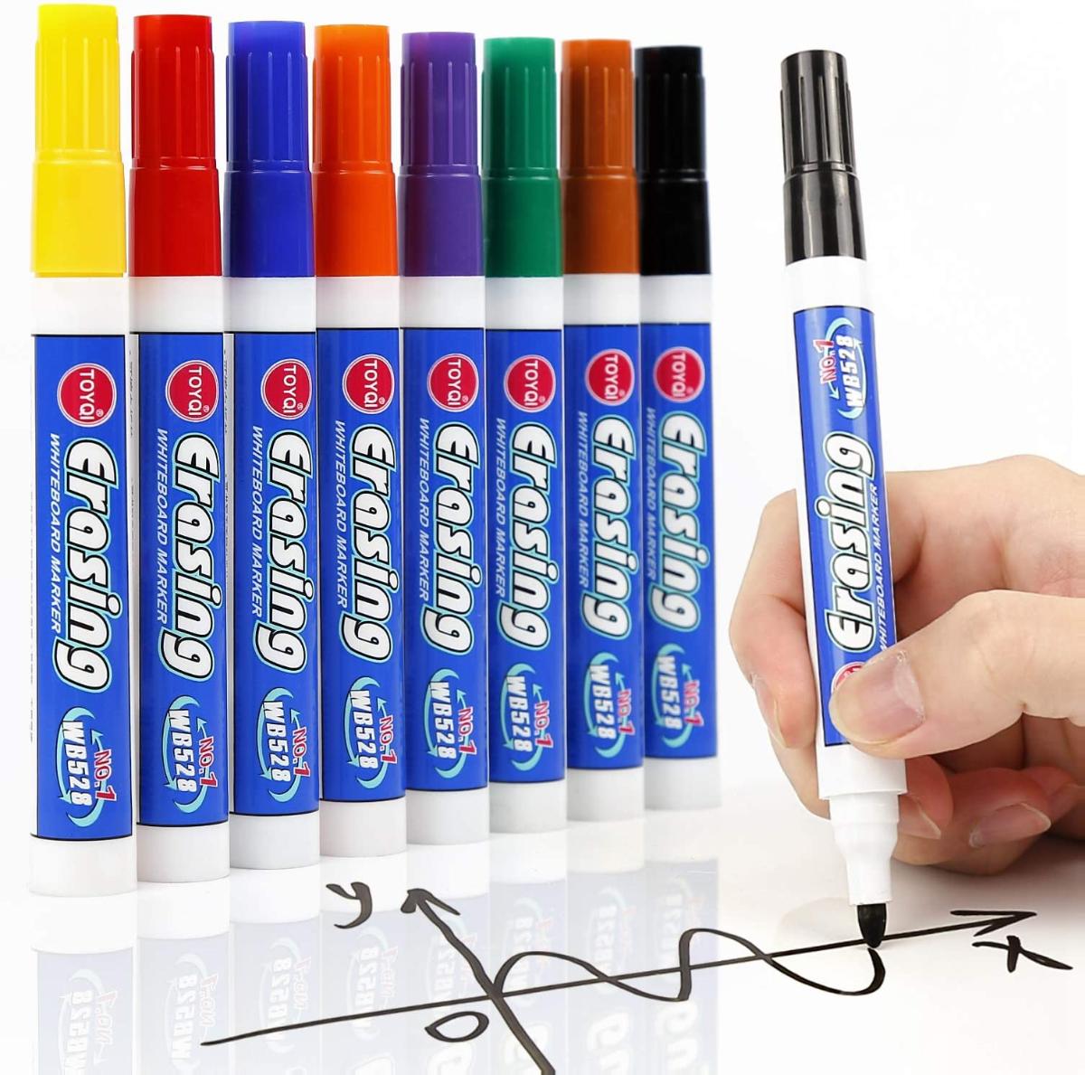 Es handelt sich um eine Warenzusammenstellung in Aufmachung für den Einzelverkauf, bestehend aus acht "Whiteboard- bzw. Flipchartmarkern" und einem magnetischen Stifthalter.

Bei den "Whiteboard- bzw. Flipchartmarkern" handelt sich um Schreibgeräte aus Kunststoff mit abnehmbarer Schutzkappe mit einer Länge von ca. 14 cm. Die Erzeugnisse besitzen eine runde, poröse Spitze (Strichstärke 2-3 mm) und sind zum Beschreiben von Whiteboards vorgesehen. Die aufgetragene Farbe ist trocken abwischbar. Die acht verschiedenfarbigen Stifte sind in einer stabilen Pappbox verpackt.

Der magnetische Stifthalter besteht aus einem zweiteiligen Kunststoffbehälter mit einem magnetischen Untergrund. Er kann an Whiteboards oder Flipcharts befestigt werden und dient zur Aufnahme der Schreibgeräte (Abmessungen: 10 x 12 x 4 cm).

Bei der Warenzusammenstellung wird der Charakter im Hinblick auf die Verwendung und die Menge von den Stiften bestimmt. Nach Antragsangaben sind die Box mit den Stiften und der Halter gemeinsam in einer sog. Mailorderbox verpackt.

Die Warenzusammenstellung ist als "Schreiber mit poröser Spitze" einzureihen.