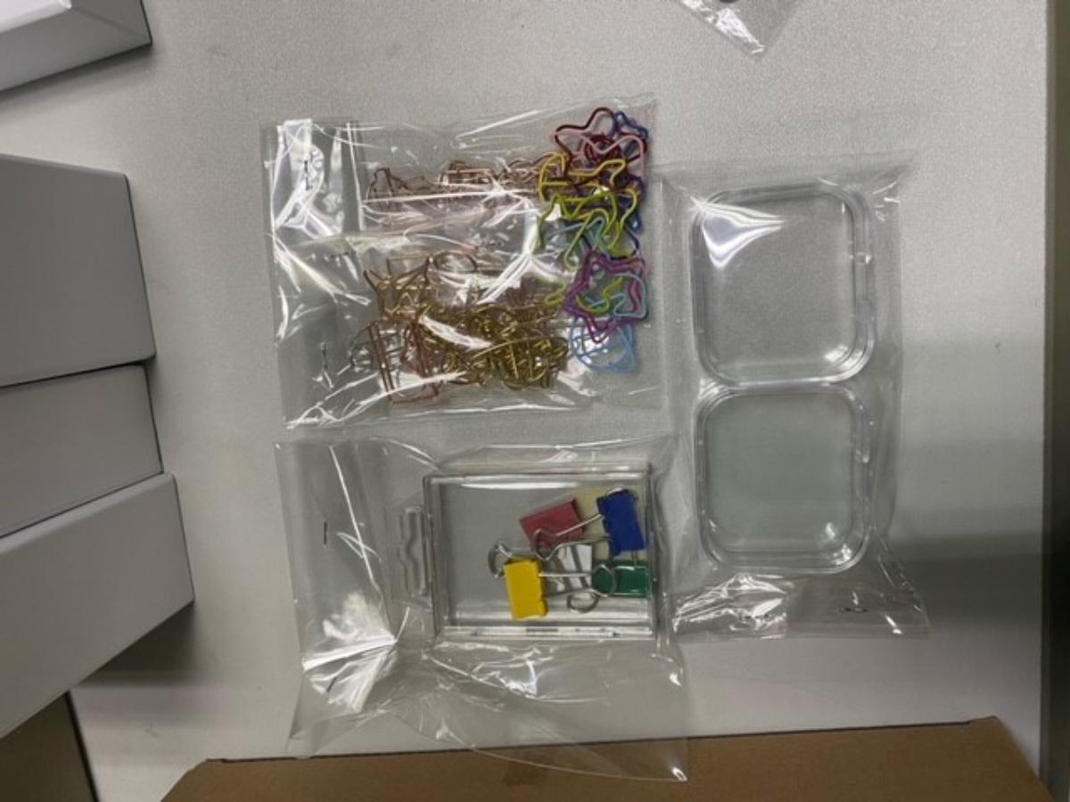 Es handelt sich um Büroklammern aus Draht aus unedlem Metall. Die Büroklammern sind mit einem farbigen Überzug aus Kunststoff versehen und in unterschiedlichen Tierformen gebogen. Jeweils 16 Stück sind in einer Kunststoffbox mit aufklappbarem Deckel verpackt.
- Antragstellerangaben -

Abbildung siehe Anlage.

Derartige Erzeugnisse gehören als "Briefklammern aus unedlen Metallen" zum TARIC-Code 8305 9000 00.