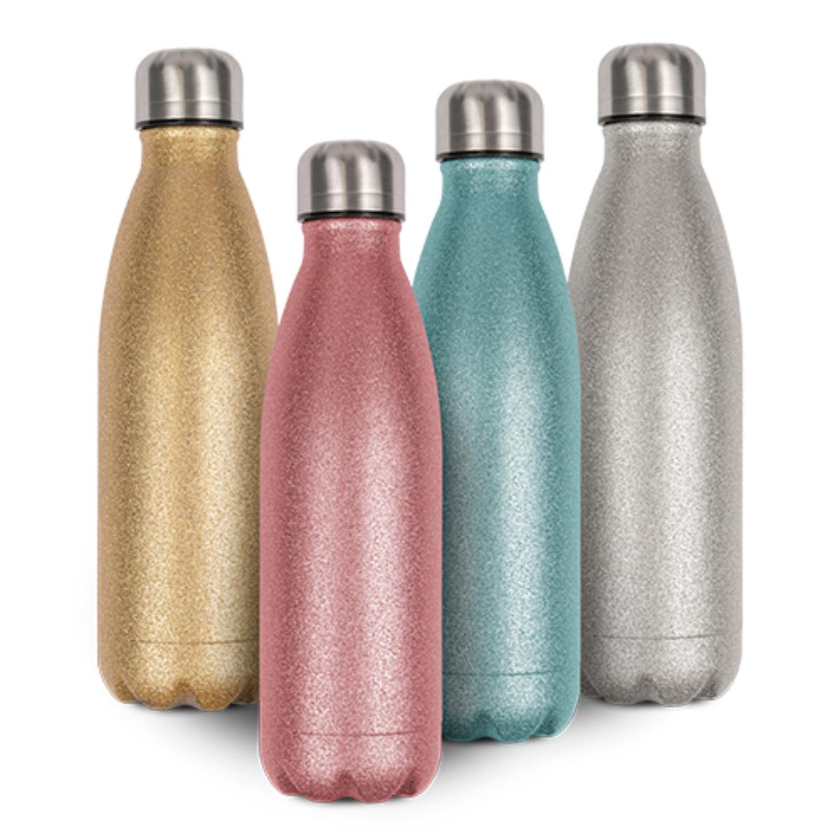 Bei der sog. "Edelstahl Thermosflasche" mit den Artikelnummern TMFK-SPARK-GO, TMFK-SPARK-SI, TMFK-SPARK-P und TMFK-SPARK-LB handelt es sich um ca. 26,5 cm hohe Flaschen mit einem Durchmesser von 7 cm, die im Wesentlichen aus einem doppelwandigen Edelstahlbehälter mit einem abschraubbaren Deckel aus Kunststoff und Metall bestehen. Das Erzeugnis besitzt ein Fassungsvermögen von 0,5 Liter.

Die Trinkflasche dient zum Bereithalten, Kühlen sowie Warmhalten von Getränken und ist als "Vakuum-Isolierflasche" einzureihen.