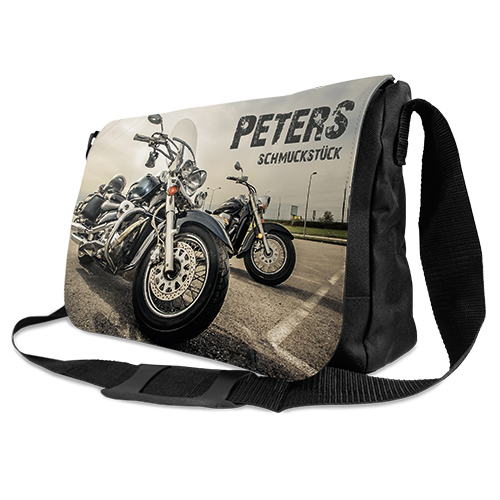 Aktentaschenähnliches Behältnis, sog. Schultertasche REPORTER, Artikel BAGN-35-K,
Foto siehe Anlage,
- nach den Antragsangaben:
- - mit einer Außenseite aus Spinnstoffen,
- - mit einem längenverstellbaren Schultertragegurt,
- - mit einer abklettbaren Überschlagklappe (sog. Frontlasche) mit Klettverschluss,
- - an der Vorderseite mit zwei aufgesetzten Fächern mit Klettverschluss sowie mit zwei Stiftlaschen;
    verdeckt von der Überschlagklappe,
- - mit einem Hauptfach,
- - - oben verdeckt von der Überschlagklappe,
- - - gefüttert,
- - -  in der Mitte mit einem doppelt gearbeiteten Trennsteg in Form eines Reißverschlussfachs,
- - in den Abmessungen: ca. 38 cm (Breite) x 28 cm (Höhe) x 8 cm (Tiefe),
- - nicht handgearbeitet.

"Aktentaschenähnliches Behältnis, mit Außenseite aus Spinnstoffen, nicht handgearbeitet"