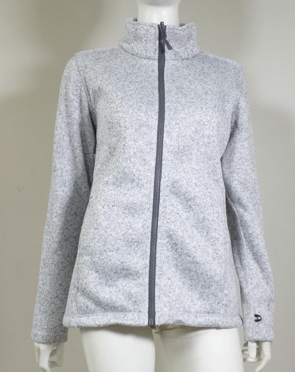 Jacke, sog. Fleecejacke, Größe M, Foto siehe Anlage,
- in einem Polybeutel verpackt,
- aus ca. 1,8 mm dicken, einseitig (auf der Innenseite) gerauten, buntgewirkten Gewirken 
  (melierte Garne) aus laut Antrag 100 % Polyester (synthetische Chemiefasern),
- über die Taille reichend (Rückenlänge: ca. 68 cm),
- mit einem Stehkragen,
- vorn mit einer durchgehenden Öffnung mit einem bis in die Kragenspitzen reichenden Reißverschluss,
- ohne Hinweise auf den Trägerkreis (unisex),
- mit langen Ärmeln,
- mit zwei eingesetzten, offenen Taschen unterhalb der Taille mit Reißverschluss,
- in Bahnen gearbeitet,
- am unteren Rand durch Umschlagen und Festnähen gesäumt,
- stellt sich aufgrund des Schnitts als Jacke dar, somit keine Strickjacke.

"Jacke, aus Gewirken, für Frauen, aus synthetischen Chemiefasern"