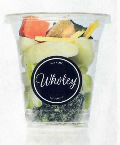 Smoothie-Mix, gefroren, vorportioniert.

Vorgelegt wurde eine Rezeptur und eine Informationsbroschüre mit Abbildungen diverser Smoothie-Mischungen, jedoch kein Warenmuster. Der Smoothie soll nach Zugabe von Wasser durch Homogenisieren der Mischung in einem Mixer hergestellt werden.  Gemäß den Rezepturangaben handelt es sich um eine leicht aufzutrennende Mischung aus gefrorenem Gemüse (ca. 47 % Mischgemüse), gefrorenen Früchten (ca. 37 %), getrockneten Datteln (ca. 7 %) und weiteren Zutaten (ca. 9 %), verpackt in einem Klarsichtbecher. Die gefrorene Gemüsemischung bestimmt aufgrund ihrer Menge den Charakter der Mischung.

Gemüse, gefroren, Mischung von Gemüsen.