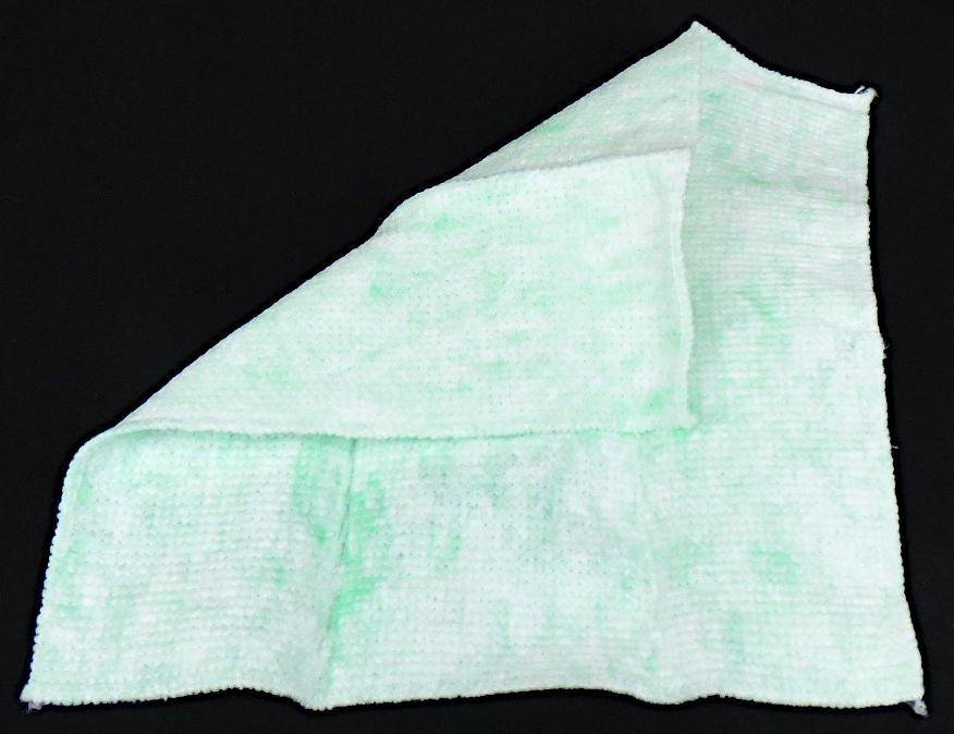 Reinigungstuch, sog. Allzwecktücher, Art. Nr. 7998885, Foto siehe Anlage,
- in einer bedruckten Papierbanderole verpackt,
- quadratisch; in den Abmessungen von laut Antrag 30 cm x 30 cm,
- aus ca. 1,8 mm dicken, bedruckten Nähgewirken aus laut Antrag 44 % Polyester, 28 % Viskose,
  13 % Polypropylen, 8 % Polyamid (alles Chemiefasern) und 7 % Baumwolle,
- in Kettenwirktechnik hergestellt (Vliesstoff mit maschenbildenden Spinnstoffgarnen; Meterware
  der Position 6005), damit keine Ware der Unterposition (KN) 6307 1030,
- an allen Rändern durch Überwendlichnähte gesäumt (somit konfektioniert).

"Andere konfektionierte Ware (Reinigungstuch), aus Spinnstoffen, aus Gewirken"