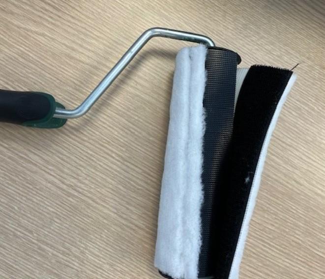 Es handelt sich um einen Roller zum Anstreichen. Das Erzeugnis besteht im Inneren aus einer ca. 18﻿,﻿5 cm breiten Rolle aus Kunststoff mit einem Durchmesser von ca. 5 cm mit einem Haltegriff bzw. Bügel und außen aus einem enganliegenden, abnehmbaren Vlies aus Polyester mit Klettverschluss. 
Die Ware dient zum Anstreichen mit Farbe.

Die Ware wird als "Roller zum Anstreichen" eingereiht.

(s. Abbildung in der Anlage)