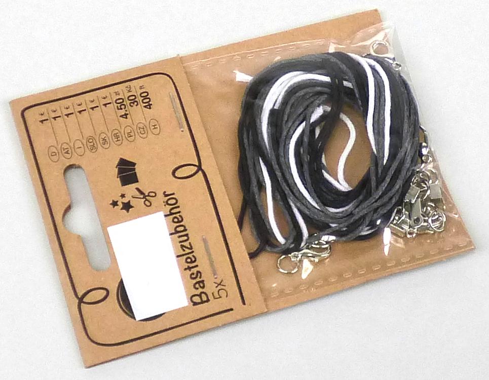 Ware aus Bindfäden, sog. Bastelset Armbänder, Art. 350769, Foto siehe Anlage,
- in einer bedruckten Pappschachtel mit einer Anleitung verpackt; noch nicht zusammengesetzt
  eingehend,
- zusammengesetzte Ware, bestehend aus fünf Bindfäden (sog. Bänder), zehn Biegeringen, fünf
  Crimpenden und fünf Karabinerverschlüsse,
- Bindfäden:
-- als Meterware, 
-- mit einer Länge von ca. 80 cm und einem Durchmesser von ca. 1 mm,
-- aus Rundgeflechten mit enger Flechtweise und festem Gefüge,
-- aus laut Antrag Baumwolle,
- Biegeringe, Crimpenden, Karabinerverschlüsse:
-- aus unedlem Metall,
- durch Zusammenfügen konfektioniert,
- die Bindfäden verleihen der zusammengesetzten Ware insbesondere im Hinblick auf den Umfang
  den wesentlichen Charakter,
- kein Fantasieschmuck der Position 7117, da Spinnstoffwaren des Abschnitts XI vom Kapitel 71
  ausgenommen sind.

"Ware aus Bindfäden (Armbänder), anderweit weder genannt noch inbegriffen"