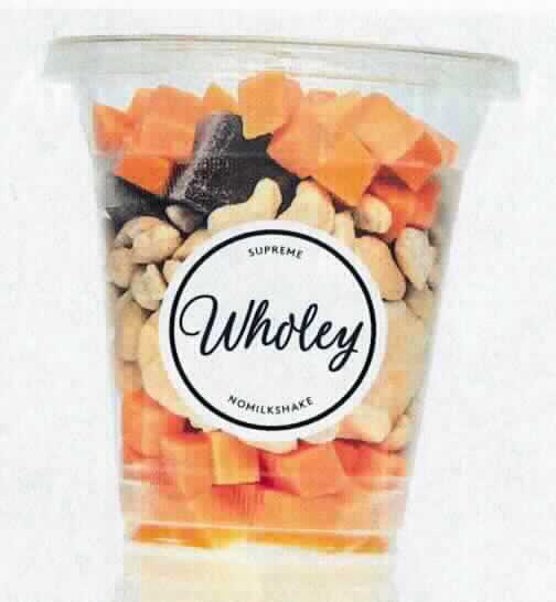 Smoothie-Mix, gefroren, vorportioniert.

Vorgelegt wurde eine Rezeptur und eine Informationsbroschüre mit Abbildungen diverser Smoothie-Mischungen, jedoch kein Warenmuster. Der Smoothie soll nach Zugabe von Wasser durch Homogenisieren der Mischung in einem Mixer hergestellt werden. Gemäß den Rezepturangaben handelt es sich um eine Mischung aus gefrorenen Früchten und Nüssen (ca. 50 %), gefrorenem Gemüse (ca. 18 %), getrockneten Datteln (ca. 12 %) und weiteren Zutaten (ca. 20 %, davon ca. 5 % Erdnüsse), verpackt in einem Klarsichtbecher. Die gefrorenen Früchte und Nüsse bestimmen aufgrund ihrer Menge den Charakter der Mischung.

Früchte und Nüsse, gefroren, ohne Zusatz von Zucker oder anderen Süßmitteln, keine der Unterpositionen 0811 10 bis 0811 9085, andere.