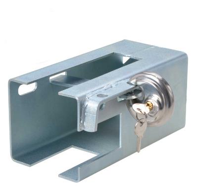 Es handelt sich um Warenzusammenstellungen in Aufmachung für den Einzelverkauf, bestehend aus einem mit Schlüssel zu betätigendem Vorhängeschloss aus unedlen Metallen, aus einem annähernd quaderförmigen, teilweise offenen Gehäuse und aus einem Sperrriegel in Form eines länglichen Blechabschnitts, der an einem Ende gelocht und am anderen Ende abgewinkelt ist. Das Vorhängeschloss mit kreisrundem Umriss weist eine Aussparung auf, die durch einen leicht gebogenen Bügel verschlossen wird, und ist mit zwei dazugehörenden Schlüsseln ausgestattet. Das annähernd quaderförmige Gehäuse ist mit diversen Aussparungen und Langlöchern versehen und weist eine offene und eine nahezu verschlossene Stirnseite auf. An einer Seite ist eine annähernd U-förmige Strebe angeschweißt, an der sich Lochungen zur Anbringung des Vorhängeschlosses und des Sperrriegels befinden.
Die Waren sind in einem transparenten Kunststoffbeutel mit Klebeetikett verpackt und dienen zum Verschließen und Sichern von Anhängerkupplungen, wobei das annähernd quaderförmige Gehäuse die Kupplung umgreift.
- Antragstellerangaben -

Das Vorhängeschloss bestimmt aufgrund seiner Bedeutung in Bezug auf die Verwendung den Charakter der Warenzusammenstellung in Aufmachung für den Einzelverkauf.

Abbildung siehe Anlage.

Derartige Erzeugnisse gehören als "Vorhängeschlösser (zum Schließen mit Schlüssel) aus unedlen Metallen" zum TARIC-Code 8301 1000 00.