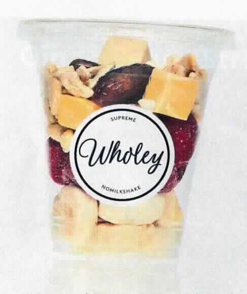 Smoothie-Mix, gefroren, vorportioniert.

Vorgelegt wurde eine Rezeptur und eine Informationsbroschüre mit Abbildungen diverser Smoothie-Mischungen, jedoch kein Warenmuster. Der Smoothie soll nach Zugabe von Wasser durch Homogenisieren der Mischung in einem Mixer hergestellt werden. Gemäß den Rezepturangaben handelt es sich um eine Mischung aus gefrorenen Früchten und Nüssen (ca. 86 %, davon ca. 38 % Erdbeeren und 39 % Nüsse und Bananen), getrockneten Datteln (ca. 9 %) und weiteren Zutaten (ca. 5 %), verpackt in einem Klarsichtbecher. 

Der Charakter der Mischung wird gleichermaßen durch die gefrorenen Erdbeeren und die anderen gefrorenen Früchte (Nüsse, Bananen) bestimmt, sie wird daher gemäß AV 3 c) der in der KN zuletzt genannten in Betracht kommenden Codenummer zugewiesen.

Früchte und Nüsse, gefroren, ohne Zusatz von Zucker oder anderen Süßmitteln, keine der Unterpositionen 0811 10 
bis 0811 9085, andere.