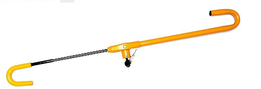 Sog. Diebstahlsicherung für Lenkräder, Lenkradkrallen:

Es handelt sich um eine sogenannte Diebstahlsicherung für Lenkräder (Lenkradkralle) aus unedlem Metall (Stahl) zur Sicherung von KFZ etc. 
Die Ware ist von 67 bis zu 81,5 cm ausziehbar und besteht aus zwei stufenlos ineinanderschiebbaren Rohren aus Stahl, die an den Enden u-förmig gebogen sind. 
Etwa in der Mitte befindet sich ein Schloss aus unedlem Metall (mittels Schlüssel verriegelbar), um die Kralle z.B. nach Anbringung zwischen Lenkrad und Kupplungspedal eines Fahrzeuges durch Verschließen zu arretieren.
- Antragstellerangaben -
Abbildung siehe Anlage

Derartige Erzeugnisse gehören als "andere Schlösser/Sicherheitsriegel aus unedlem Metall" zum TARIC-Code 8301 4090 00 des Zolltarifs.