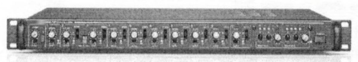 Elektrischer Tonfrequenzverstärker
- aus Mehrkanaltonfrequenzverstärker, Hörsignalgerät (Gong) und Stromversorgung in einem
  Gehäuse mit mehreren Ein- und Ausgangsanschlüssen, Lautstärkereglern, Schaltern und
  LED-Anzeigen (Abmessungen: 483 x 44 x 200 mm), Abbildung s. Anlage,
- zum Verstärken von Tonfrequenzsignalen - kennzeichnende Haupttätigkeit -, zum
  Schalten von mehreren Eingangskanälen auf mehrere Ausgangskanäle und zum Erzeugen
  von akustischen Signalen.

"Elektrischer Tonfrequenzverstärker, nicht für zivile Luftfahrzeuge (Kombination aus
 Tonfrequenzverstärker - kennzeichnende Haupttätigkeit -, Schalttafel und Hörsignalgerät)"