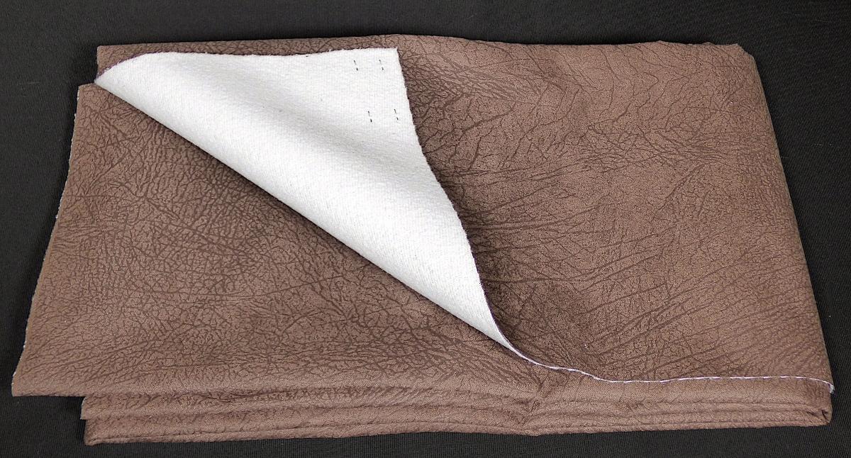 Textillaminat, sog. Möbelbezugsstoff, Art. Titanic, Foto siehe Anlage,
- als Meterware, mit einer Breite von laut Antrag 142 cm,
- laut Untersuchungsergebnis:
-- aus zwei mit ihrer ganzen Fläche aufeinander liegenden und so miteinander durch Kleben verbundenen
   Lagen:
--- mit einer Oberlage (Schauseite):
---- aus einem gerauten, geprägten und bedruckten Gewebe in Atlasbindung aus ungezwirnten, nicht
     hochfesten Garnen,
----- mit Kettgarnen aus synthetischen Filamenten (laut Antrag Polyester),
----- mit Schussgarnen aus dickeren, synthetischen Filamenten (laut Antrag Polyester) und synthetischen
      Mikro-Spinnfasern (laut Antrag Polyester),
---- mit einem Gesamtanteil an:
----- synthetischen Filamenten von ca. 60 GHT,
----- synthetischen Spinnfasern von ca. 40 GHT,
--- mit einer Unterlage:
---- aus einem weißen, gerauten Kuliergewirke,
---- aus synthetischen Chemiefasern (laut Antrag Polyester),
- das die Schauseite bildende Gewebe verleiht der Ware insbesondere im Hinblick auf die Bedeutung in
  Bezug auf die Verwendung als Möbelbezugsstoff ihren wesentlichen Charakter.

"Gewebe aus Garnen aus synthetischen Filamenten, anderes als in den Unterpositionen (HS) 5407 10
 bis 5407 84 genannte, bedruckt"
