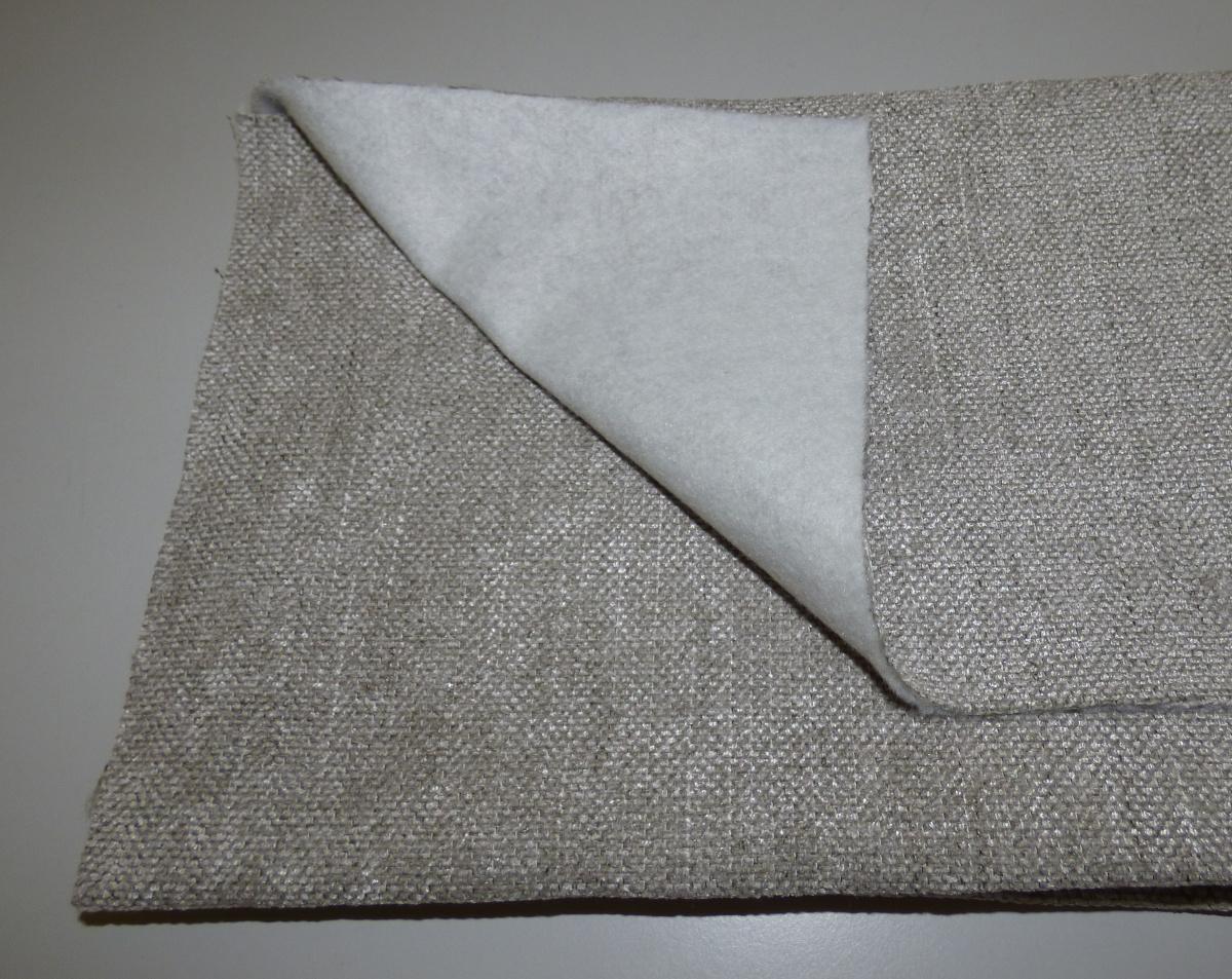 Textillaminat, sog. Möbelbezugsstoff für die Möbelindustrie, Art. Lennon, Foto siehe Anlage,
- als Meterware, mit einer Breite von laut Antrag 140 cm,
- aus zwei mit ihrer ganzen Fläche aufeinander liegenden und so durch Kleben miteinander verbundenen
  Lagen:
-- mit einer Oberlage (Schauseite):
--- aus einem Chenillegewebe, 
---- aus Chenillegarnen und anderen Garnen; beide aus Chemiefasern (laut Antrag Polyester),
---- mit samtartiger Oberfläche,
-- mit einer Unterlage:
--- aus einem Nadelfilz,
- das die Schauseite bildende Chenillegewebe verleiht der Ware insbesondere im Hinblick auf die
  Bedeutung in Bezug auf die Verwendung als Möbelbezugsstoff ihren wesentlichen Charakter.

"Chenillegewebe, keine Ware der Positionen 5802 oder 5806, aus Chemiefasern"