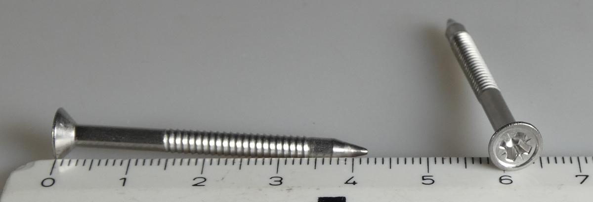 Es handelt sich um aus nicht rostendem Stahl gefertigte, sog. Nagelschrauben, mit Senkkopf mit Kreuzschlitz und mit nicht bis zum Kopf reichenden, tannenzapfenartigen Aufwalzungen. Das Schaftende ist zu einer Spitze ausgearbeitet.
Gesamtlänge: etwa 42 mm.
- Antragstellerangaben -

Abbildung siehe Anlage.

Derartige Erzeugnisse gehören als "andere Schrauben aus nicht rostendem Stahl, mit Gewinde, mit Kopf mit Kreuzschlitz" zum TARIC-Code 7318 1552 90.