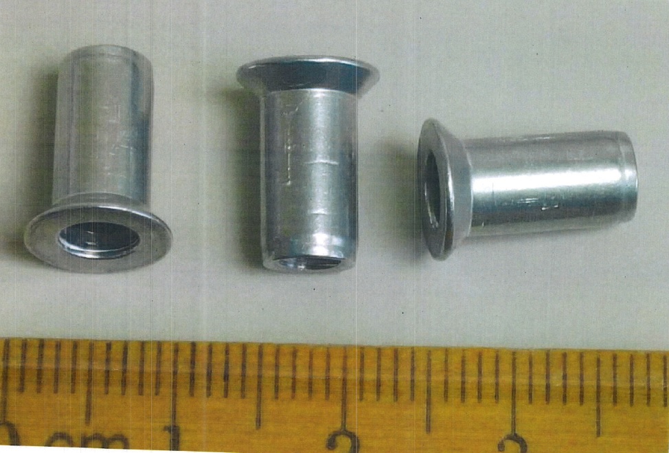 Es handelt sich um Hohlerzeugnisse aus Aluminium mit rundem, glatten Schaft mit metrischem Innengewinde (M4), mit offenem Ende mit Senkkopf. Die Erzeugnisse werden mittels eines speziellen Werkzeuges in ein vorgegebenes Bohrloch eingedrückt, wobei der Nietschaft ringförmig gestaucht wird. Das Gewinde verbleibt dauerhaft im Bohrloch. Die Erzeugnisse dienen in Verbindung mit einer Schraube als Niet- und gleichzeitige Schraubverbindung.
- Antragstellerangaben -

Abbildung siehe Anlage.

Derartige Erzeugnisse gehören als "Muttern aus Aluminium" zum TARIC-Code 7616 10 00 99.