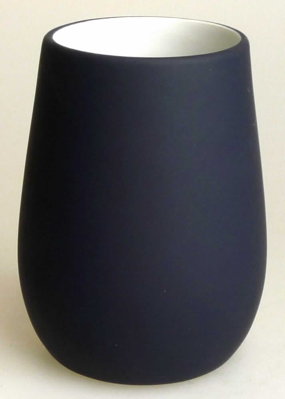 Keramischer Toilettengegenstand, Foto siehe Anlage,
- innen cremefarbener, glasierter Becher; auf der Außenseite dunkelblau/matt lackiert,
- in den Abmessungen: ca. 6 cm (Durchmesser) x 10,5 cm (Höhe),
- keramisches Erzeugnis; nach der Formgebung gebrannt; tonmineralhaltiges Material enthaltend, 
- - nach dem Ergebnis der wissenschaftlichen Untersuchung aus Steinzeug bestehend,
- zur Verwendung als Zahnputzbecher im Badezimmer bestimmt. 

"Keramischer Toilettengegenstand, aus Steinzeug"