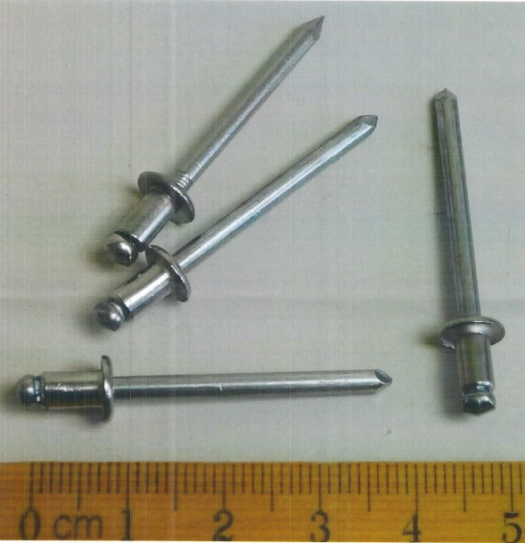 Es handelt sich um sog. Blindniete aus unedlen Metallen, im Wesentlichen bestehend aus einem Hohlniet mit Setzkopf und Nietschaft und einem in den Hohlniet gesteckten Nietdorn aus Stahl. Der Nietdorn ist im oberen Bereich mit einer Sollbruchstelle versehen. Die Erzeugnisse dienen zur unlösbaren Verbindung (Verpressen) von verschiedenen Materialien. Hierzu wird der Nietdorn mit Hilfe einer speziellen Nietzange durch den Hohlniet gezogen und der Nietschaft gepresst. Nach der abgeschlossenen Verformung reißt der Nietdorn an der Sollbruchstelle ab. Der Restdorn befindet sich in der Zange und wird entsorgt.
Abmessungen (Durchmesser x Gesamtlänge) etwa: 0,4 cm x 3,4 cm
- Antragstellerangaben -

Abbildung siehe Anlage.

Derartige Erzeugnisse gehören als "andere Hohlniete, aus unedlen Metallen" zum TARIC-Code 8308 2000 90.