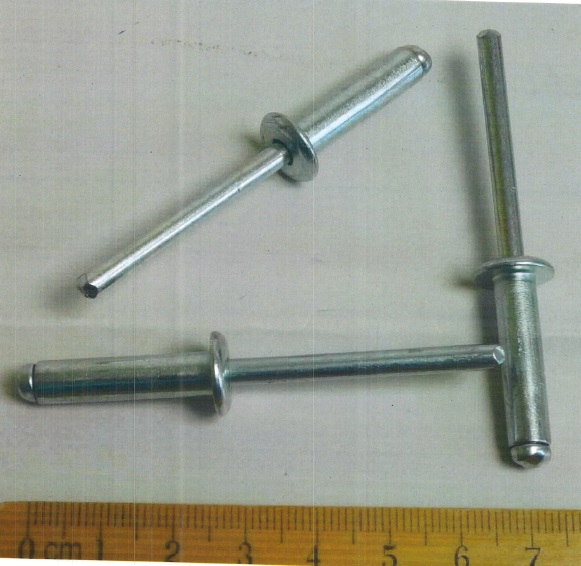 Es handelt sich um sog. Blindniete aus unedlen Metallen, im Wesentlichen bestehend aus einem Hohlniet mit Setzkopf und Nietschaft und einem in den Hohlniet gesteckten Nietdorn aus Stahl. Der Nietdorn ist im oberen Bereich mit einer Sollbruchstelle versehen. Die Erzeugnisse dienen zur unlösbaren Verbindung (Verpressen) von verschiedenen Materialien. Hierzu wird der Nietdorn mit Hilfe einer speziellen Nietzange durch den Hohlniet gezogen und der Nietschaft gepresst. Nach der abgeschlossenen Verformung reißt der Nietdorn an der Sollbruchstelle ab. Der Restdorn befindet sich in der Zange und wird entsorgt.
Abmessungen (Durchmesser x Gesamtlänge) etwa: 0,6 cm x 7,0 cm
- Antragstellerangaben -

Abbildung siehe Anlage.

Derartige Erzeugnisse gehören als "andere Hohlniete, aus unedlen Metallen" zum TARIC-Code 8308 2000 90.