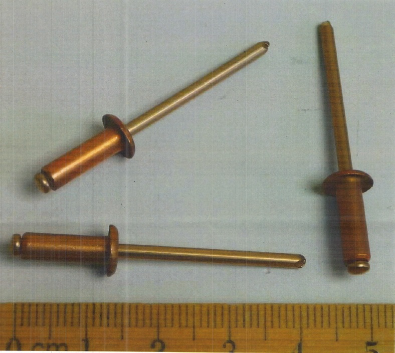 Es handelt sich um sog. Blindniete aus unedlen Metallen, im Wesentlichen bestehend aus einem Hohlniet mit Setzkopf und Nietschaft und einem in den Hohlniet gesteckten Nietdorn,  aus Kupfer und einer Kupfer-Zinn-Legierung (Bronze). Der Nietdorn ist im oberen Bereich mit einer Sollbruchstelle versehen. Die Erzeugnisse dienen zur unlösbaren Verbindung (Verpressen) von verschiedenen Materialien. Hierzu wird der Nietdorn mit Hilfe einer speziellen Nietzange durch den Hohlniet gezogen und der Nietschaft gepresst. Nach der abgeschlossenen Verformung reißt der Nietdorn an der Sollbruchstelle ab. Der Restdorn befindet sich in der Zange und wird entsorgt.
Abmessungen (Durchmesser x Gesamtlänge) etwa: 0,4 cm x 4,2 cm
- Antragstellerangaben -

Abbildung siehe Anlage.

Derartige Erzeugnisse gehören als "andere Hohlniete, aus unedlen Metallen" zum TARIC-Code 8308 2000 90.