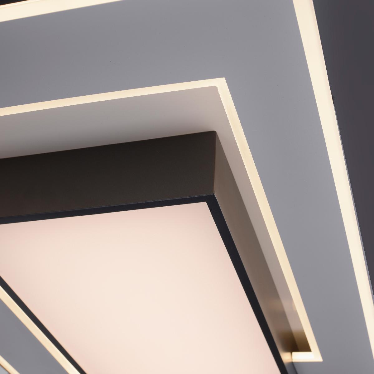 Es handelt sich um eine ca. 1000 x 550 x 90 mm (L x B x T) große Deckenleuchte aus zwei quaderförmig übereinander angeordneten Gehäusen unterschiedlicher Größe. Das obere Gehäuse besteht aus einem Metallkorpus und einem lichtdurchlässigen Kunststoffrahmen sowie einem weiteren eingearbeiteten rechteckigen, ebenfalls lichtdurchlässigen Kunststoffrahmen, das darauf angebrachte weitere Gehäuse verfügt über eine lichtdurchlässge Kunststoffabdeckung und einen Rahmen aus Metall. Die Leuchte ist mit fest verbauten LED und weiterer elektrischer Ausstattung versehen und mittels einer Funkfernbedienung in unterschiedlichen Modi (bspw. nur Rahmenlicht, unterschiedliche Farbwahl etc.) ansteuerbar.
Nach dem Umfang und Gesamterscheinungsbild ist das Metall charakterbestimmend.
Hinweise auf Handfertigung liegen nicht vor.

Die Leuchte ist als "elektrische Deckenleuchte, anderweit weder genannt noch inbegriffen, nicht von der für öffentliche Plätze und Verkehrswege verwendeten Art, ausschließlich zur Verwendung mit LED-Lichtquellen bestimmt, aus Metall, nicht handgearbeitet, nicht für zivile Luftfahrzeuge" einzureihen.