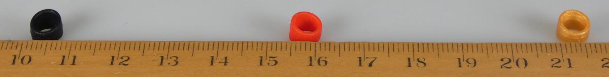 Nach den Angaben der Antragstellerin und dem vorliegenden Warenmuster handelt sich um abgeschrägt gearbeitete Ringe in verschiedenen Farben mit einem äußeren Durchmesser von etwa 6 mm, einer max. Höhe von ca. 5 mm und einer Dicke von ca. 1 mm.
Sie bestehen lt. ergänzenden Angaben aus Silikon, einem Kunststoff im Sinne der Anmerkung 1 zu Kapitel 39 und sind jeweils in einem Kunststoffbeutel verpackt. 
Nach ergänzenden Angaben werden je zwei Stück gemeinsam in einer Verpackung mit einer bestimmten Puppe aus Kunststoff vertrieben und sollen an dieser als sog. "Knieschoner" befestigt werden.

Eine Einreihung in die Position 9503 kommt nicht in Betracht, da es sich nicht um funktionsnotwendige, erkennbare Teile bzw. erkennbares, ergänzendes oder funktionserweiterndes Zubehör der Figuren handelt.

Das Erzeugnis wird daher zolltarifrechtlich nach eigener stofflicher Beschaffenheit als "andere als in den TARIC-Codes 3926 1000 00 bis 3926 9097 77 genannte Waren aus Kunststoffen" eingereiht.