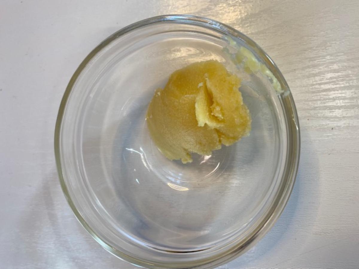 Angaben des Antragstellers:
Zusammensetzung und Herstellung: Mafura Butter. Gewinnung durch Kaltpressen der Samen des Mafura Baumes (Natal Mahogany, Trichilia emetica). Beschaffenheit: dunkelgelbes, festes bis dickflüssiges Öl/Fett mit nussigem Geruch. 
Verwendung: Rohstoff zur Kosmetikherstellung. Für den menschlichen Verzehr nicht geeignet.
Gebindegrößen: 1 kg-, 5 kg-, 20 kg-Eimer und 180 kg-Fässer.

Eine Warenprobe wurde nicht vorgelegt. Die Ware wurde durch eine Abbildung veranschaulicht.

Befund:
Die Einreihung erfolgt auf der Grundlage der Antragsangaben. Nach den Angaben des Antragstellers liegt rohe Mafura Butter ohne Zusätze vor, die zu technischen oder industriellen Zwecken verwendet werden soll.

Andere pflanzliche Fette und fette Öle (einschließlich Jojobaöl) sowie deren Fraktionen, auch raffiniert, jedoch nicht chemisch modifiziert: andere: andere Fette und Öle sowie deren Fraktionen: rohe Fette und Öle: zu technischen oder industriellen Zwecken, ausgenommen zum Herstellen von Lebensmitteln.