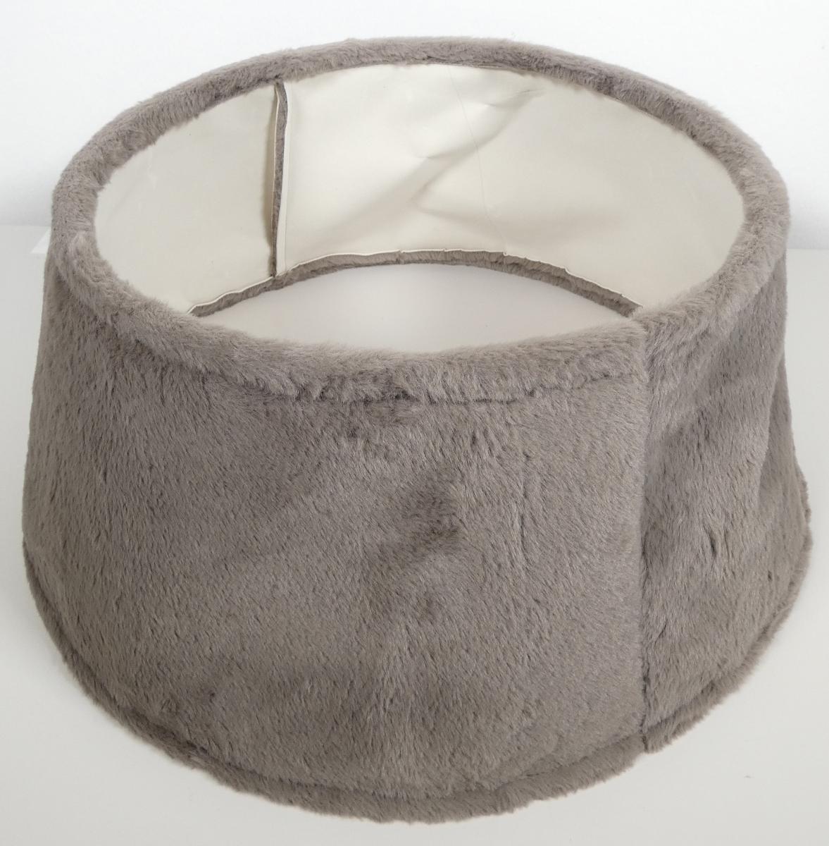 Blende, Foto siehe Anlage,
- annähernd konisch, oben und unten offen; mit einem Durchmesser (unten) von ca. 54 cm und
  einem Durchmesser (oben) von ca. 40 cm sowie einer Höhe von ca. 25﻿,﻿5 cm,
- aus einem zweilagigen Textillaminat der Position 6001 mit einer Außenlage (Schauseite) aus 
  einfarbigen Plüschgewirken aus laut Antrag Polyester (synthetische Chemiefasern) sowie
  Baumwolle und einer Innenlage aus Zellkunststoff aus laut Antrag Ethylen-Vinylacetat,
- an den Rändern umgeschlagen und festgenäht sowie mit einem eingenähten Metalldraht ver-
  sehen,
- durch Zusammenfügen konfektioniert,
- dient laut Antrag als Blende für Weihnachtsbaumständer,
- erfüllt aufgrund der neutralen Gestaltung nicht die Voraussetzung zur Einreihung in die Position
  9505.

"Andere konfektionierte Ware (Blende) aus Spinnstoffen, aus Gewirken"