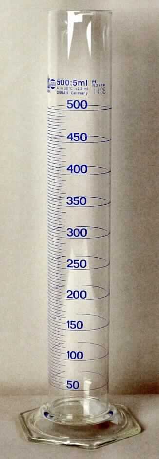 Glaswaren für Laboratorien, sog. Messzylinder, hohe Form, Blaubrand, Kat.-Nr. 32154, Abbildung siehe Anlage, 
- aus Borosilikatglas, mit einem linearen Ausdehnungskoeffizienten von 5 x 10 hoch minus 6 oder weniger je Kelvin 
  in einem Temperaturbereich von 0°C bis 300°C, 
- zylinderförmiges Gefäß mit einem Sechskantfuß, 
- mit einer Höhe von 36 cm und einem oberen Durchmesser von 5 cm (500 ml), 
- mit einer Ausgussvorrichtung, 
- mit Skala (in 50 ml-Schritten, Hauptpunkte-Ringteilung, blau graduiert), 
- zur Verwendung in Laboratorien.

"Glasware für Laboratorien, aus anderem Glas, mit einem Ausdehnungskoeffizienten von 5 x 10 hoch minus 6 oder weniger je Kelvin in einem Temperaturbereich von 0° C bis 300° C"