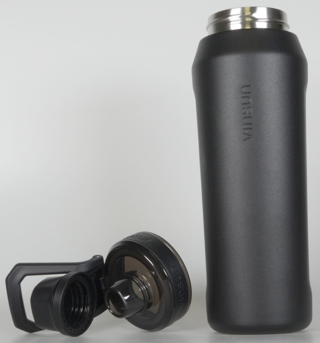 Es handelt sich um eine ca. 26 x 7﻿,﻿5 cm (H x d) große Thermosflasche, bestehend aus einem zylindrischen, doppelwandigen Behältnis aus Edelstahl.
Das Behältnis mit einem Fassungsvermögen von ca. 750 ml ist mit einem Vakuum zwischen den Metallwänden ausgestattet.
Die Thermosflasche ist mit einem Kunststoffdeckel mit Drehverschluss, einem Mundstück und einem Tragegriff ausgestattet und dient zum Bereithalten, Kühlen sowie Warmhalten von Getränken.

Die verpackte Ware ist als "Vakuum-Isolierflasche" einzureihen.

(s. Abbildung in der Anlage)